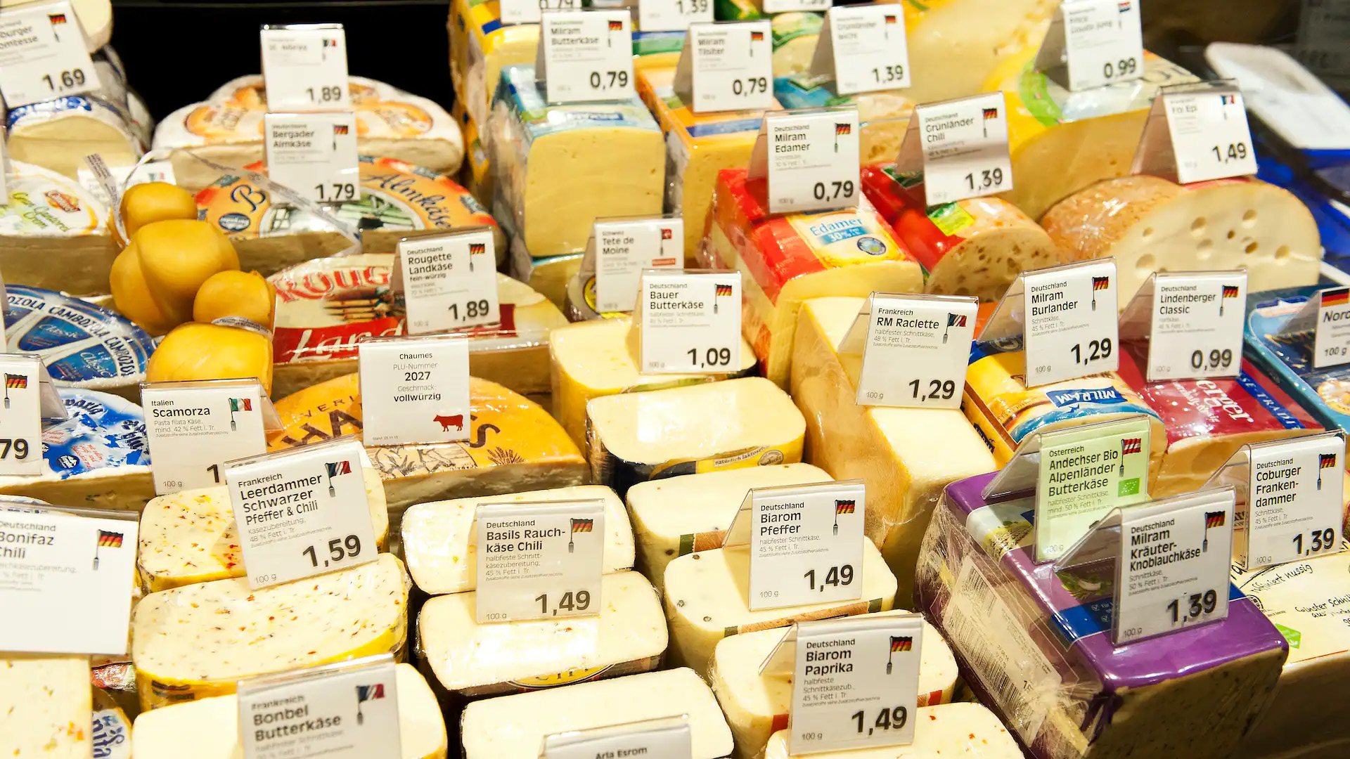 Verschiedene Käsesorten in der Auslage.