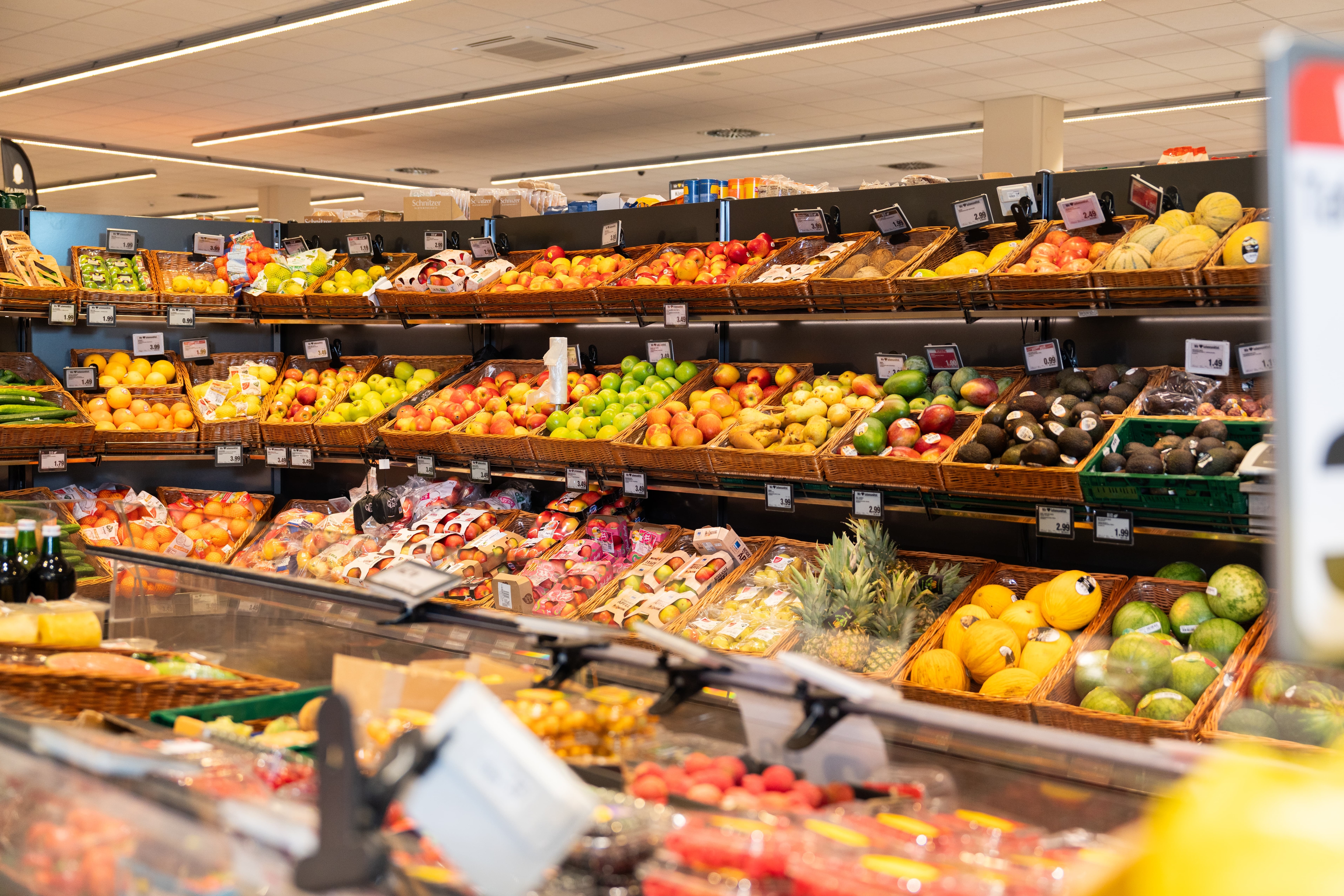 Ansicht der Obstabteilung mit vielen verschiedenen Sorten Obst in Rattankisten.