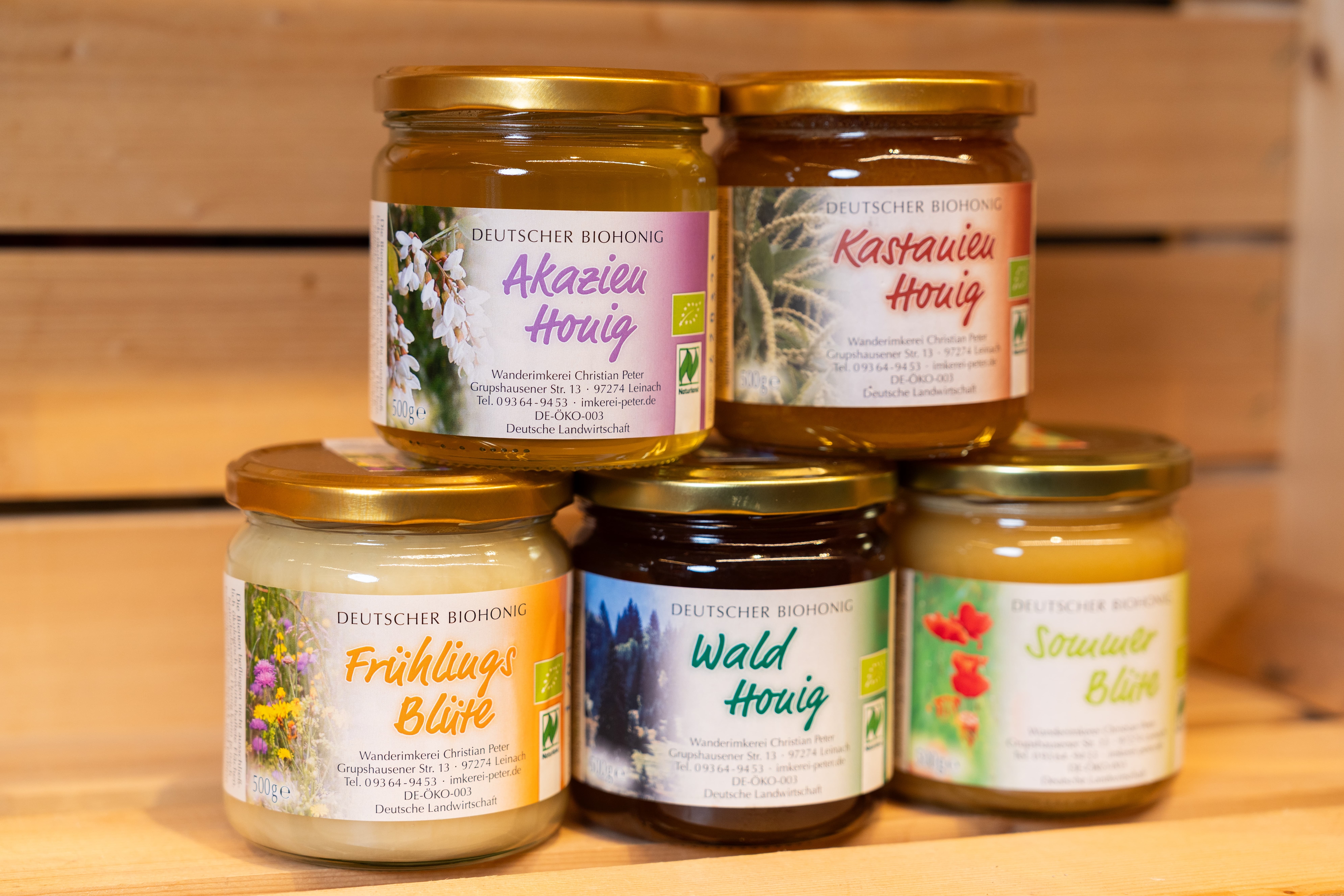 Nahaufnahme von 5 Honiggläsern von der Wanderimkerei Christian Peter.