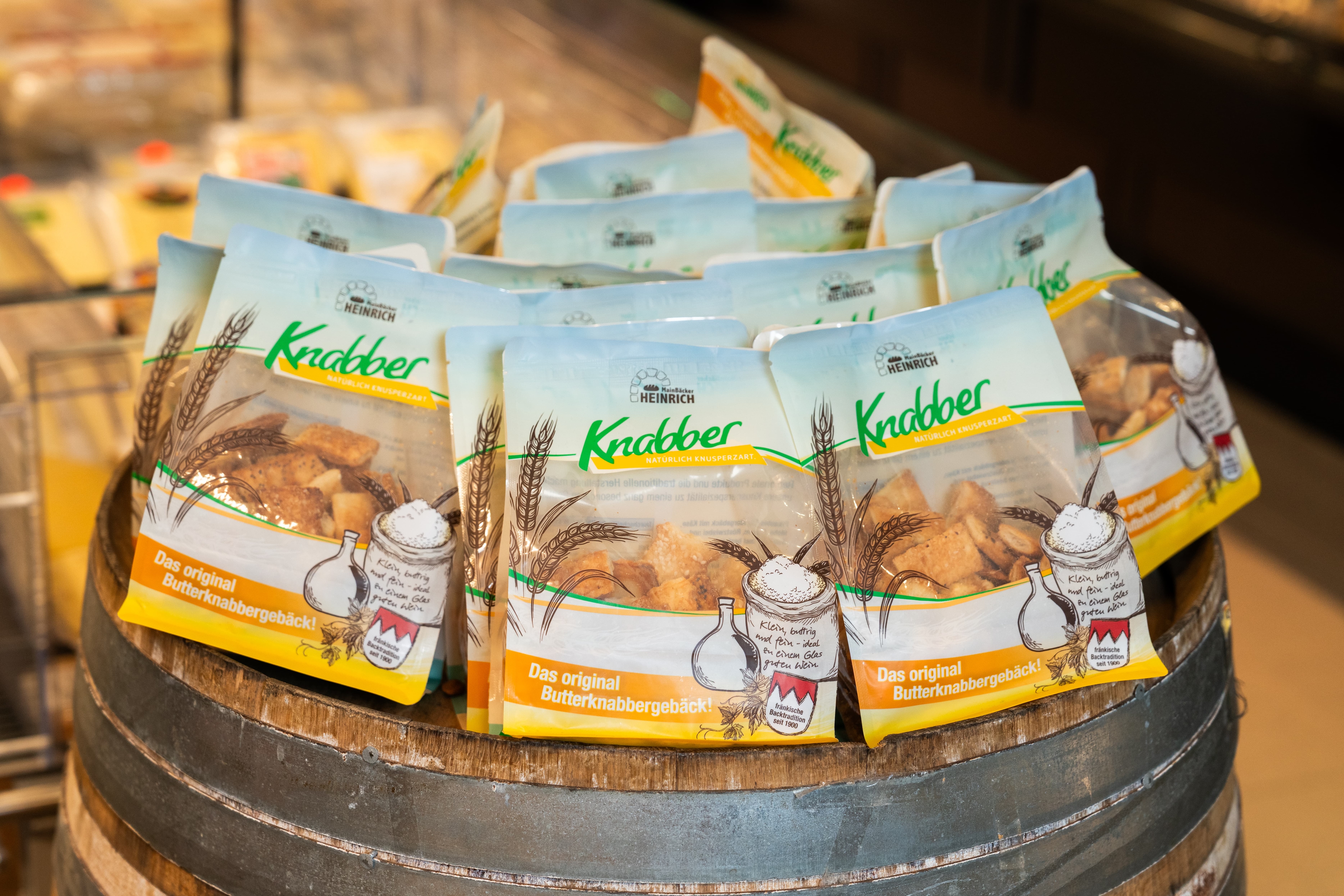 Nahaufnahme von mehreren Tüten des Butterknabbergebäcks vom MainBäcker Heinrich.