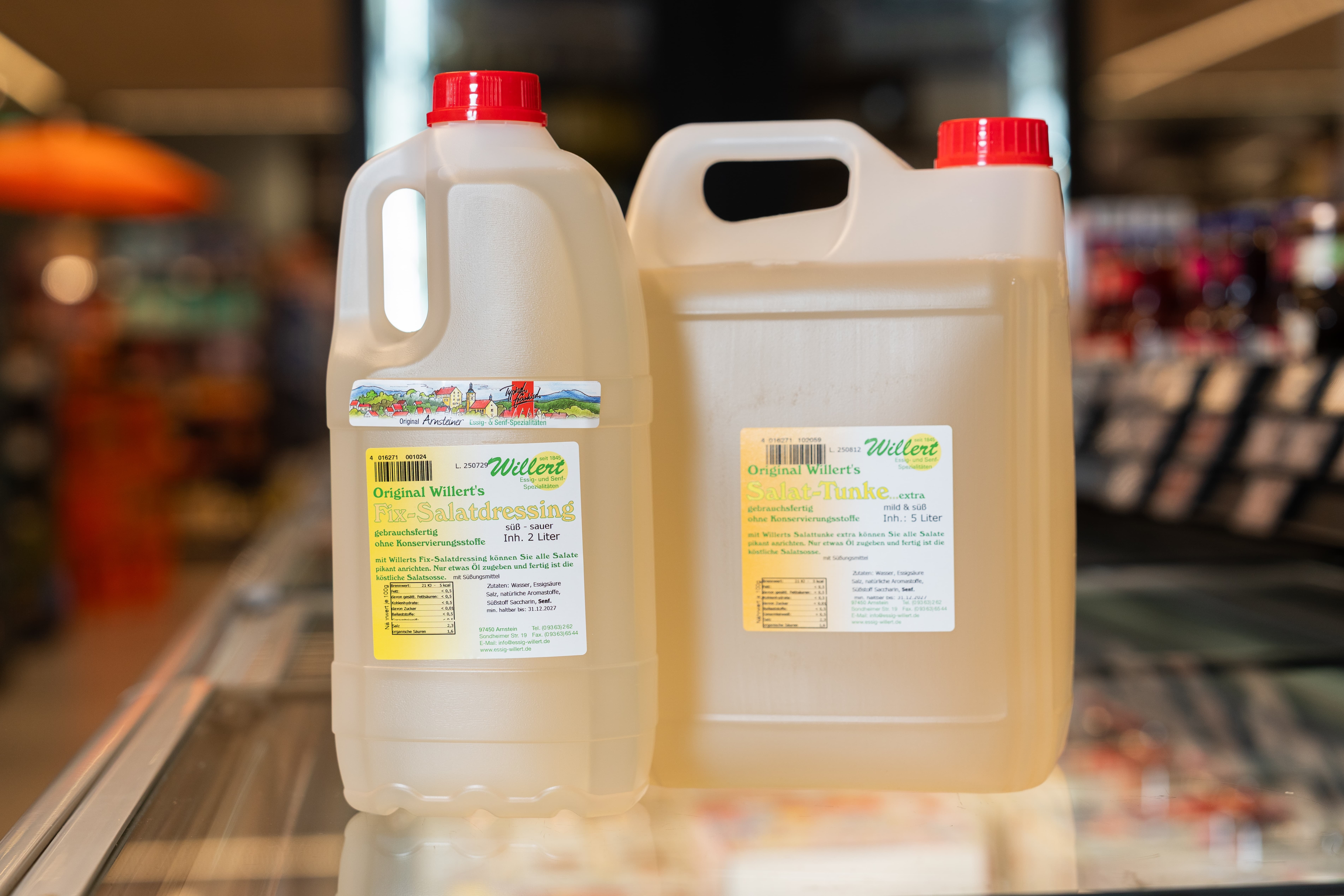 Zwei Kansiter von Willert Essig stehen auf der Tiefkühltruhe.
