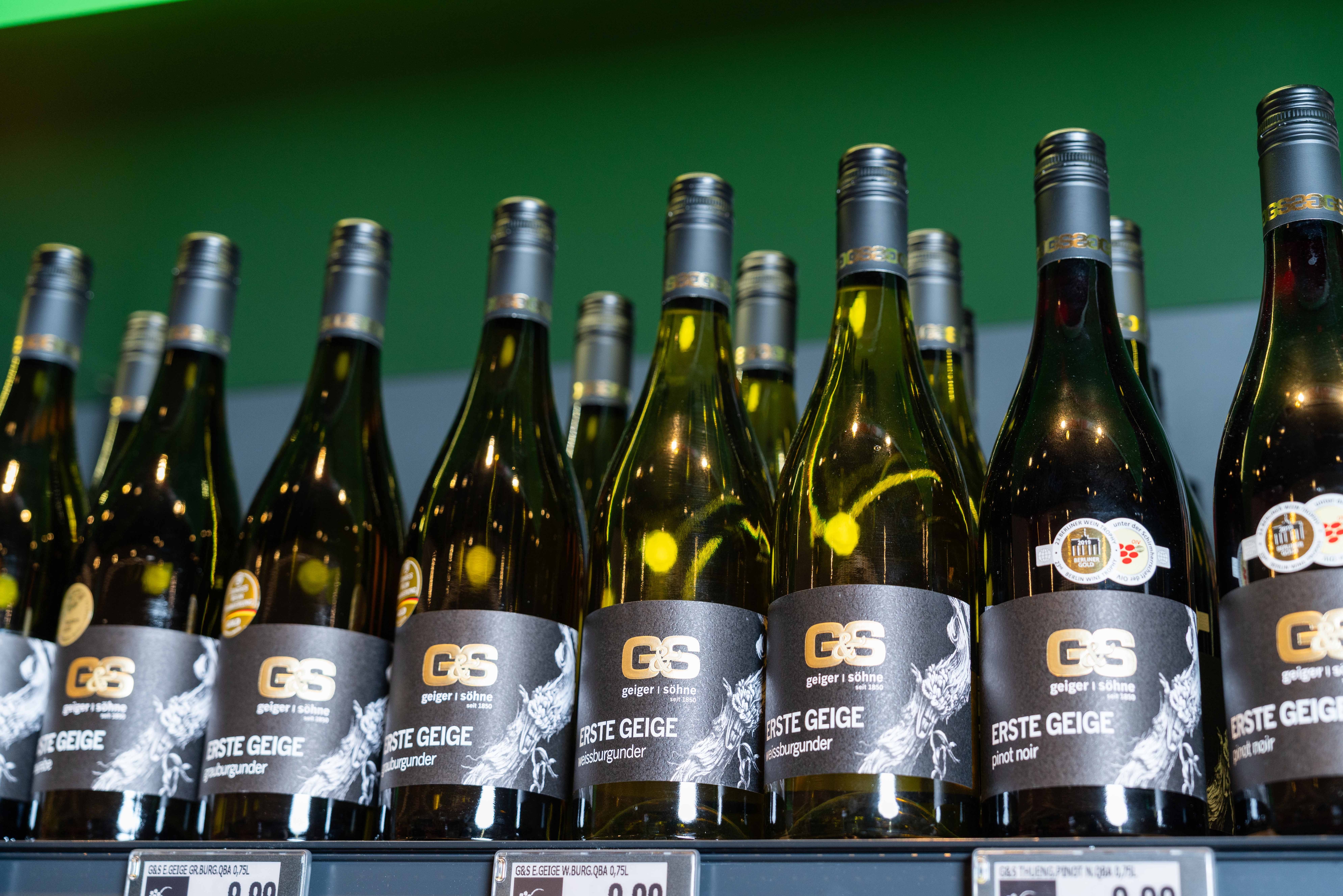 Nahaufnahme der Weine vom Winzer Geiger & Söhne.