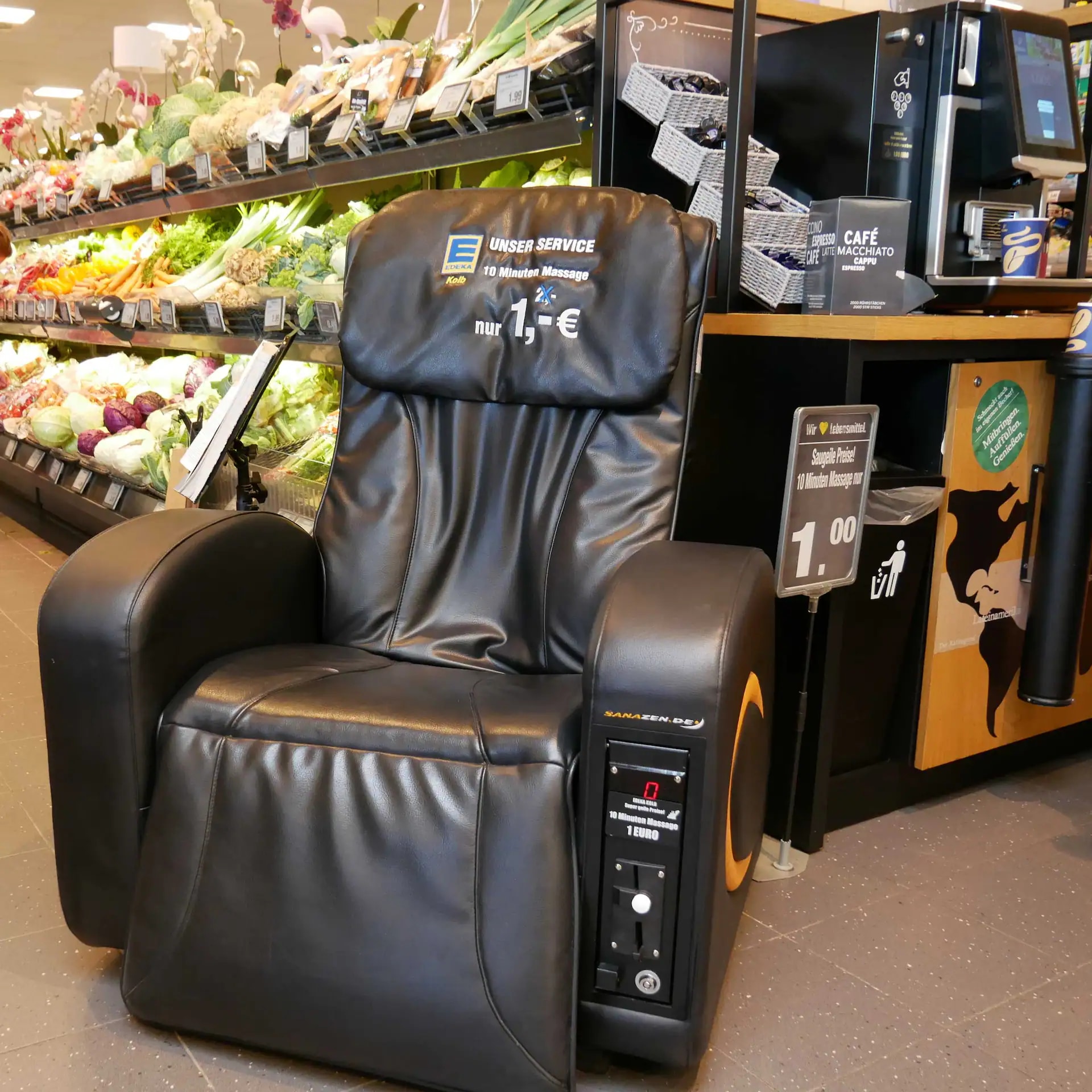 Ein Massagesessel in einem EDEKA-Markt.
