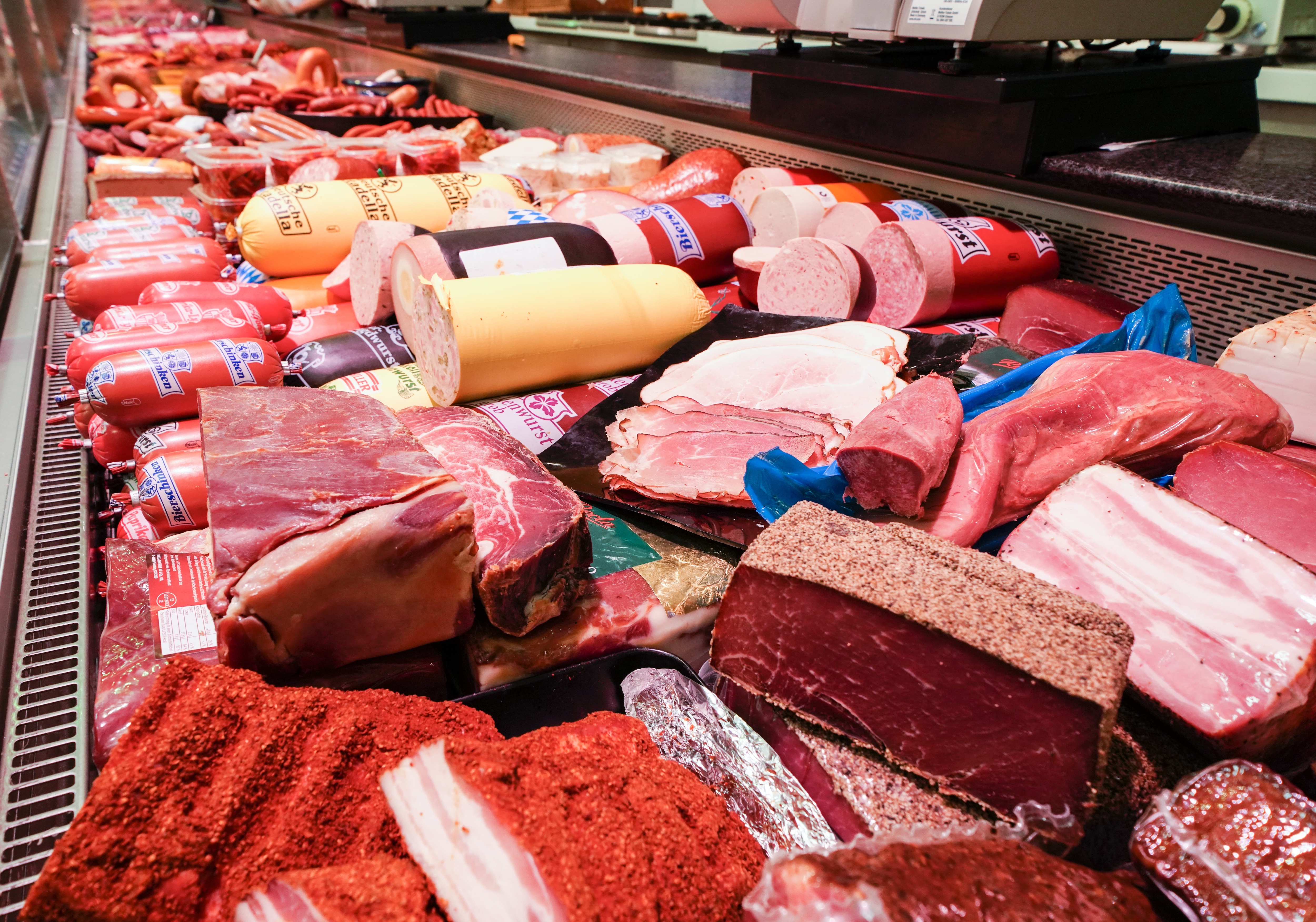 Die Fleischauslage eines EDEKA-Markts, mit vielen verschiedenen Produkten.
