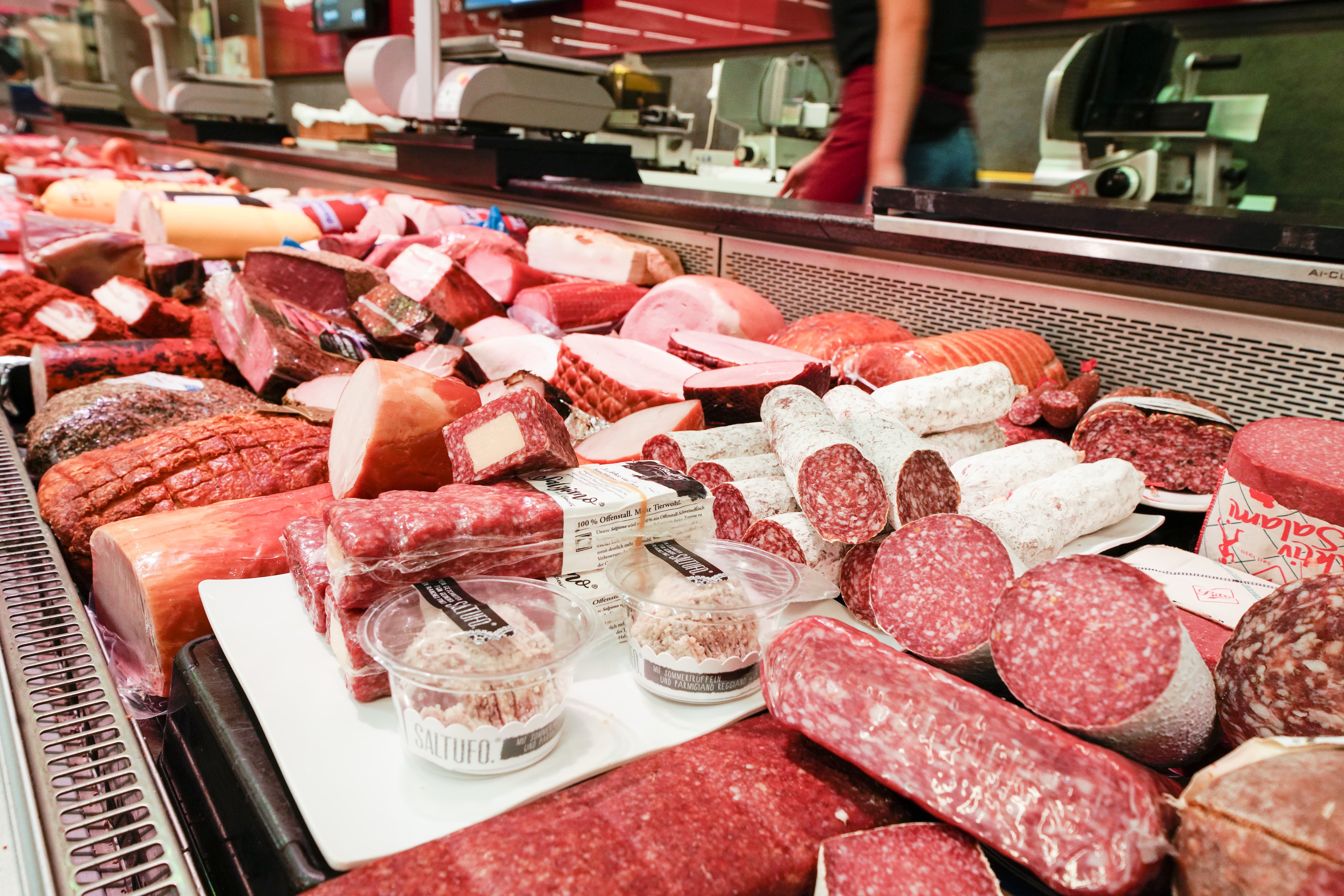 Wurst- und Aufschnittauslage mit unterschiedlichen Produkten, im Vordergrund Salami.