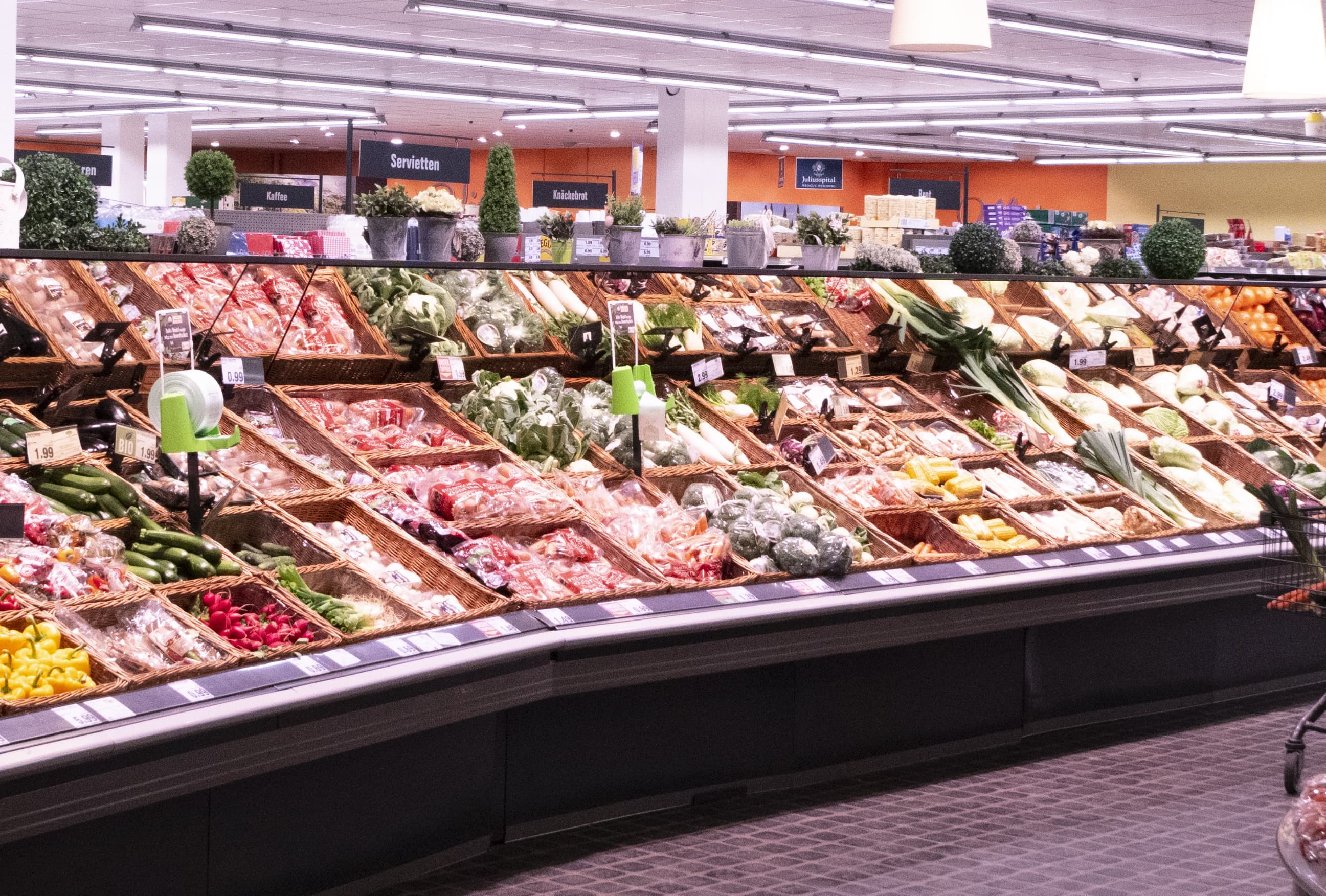 Die Obst- und Gemüseabteilung eines EDEKA-Markts.