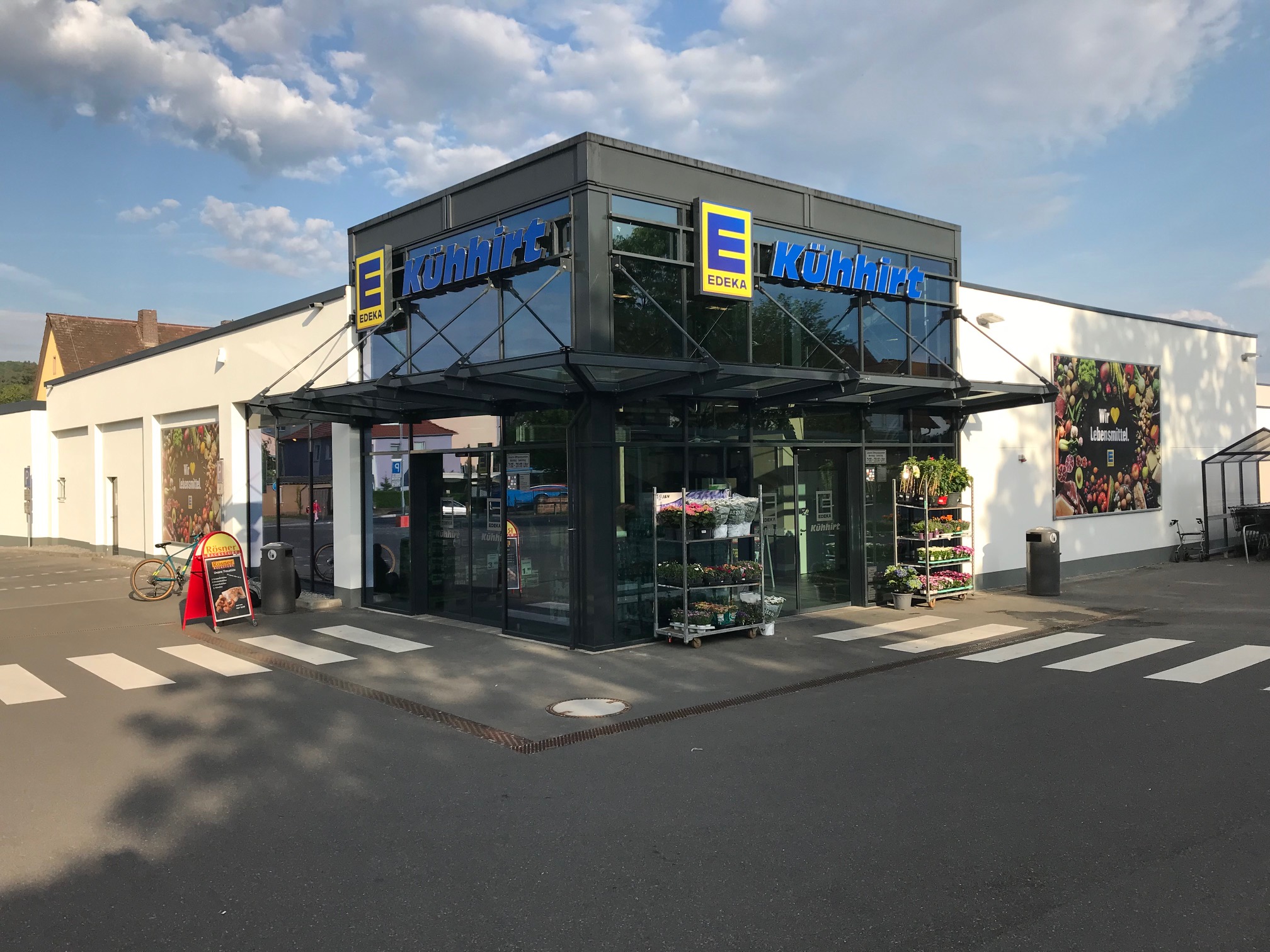 Aussenansicht des Marktees Kühhirt in Marktheidenfeld mit Glasfronten.