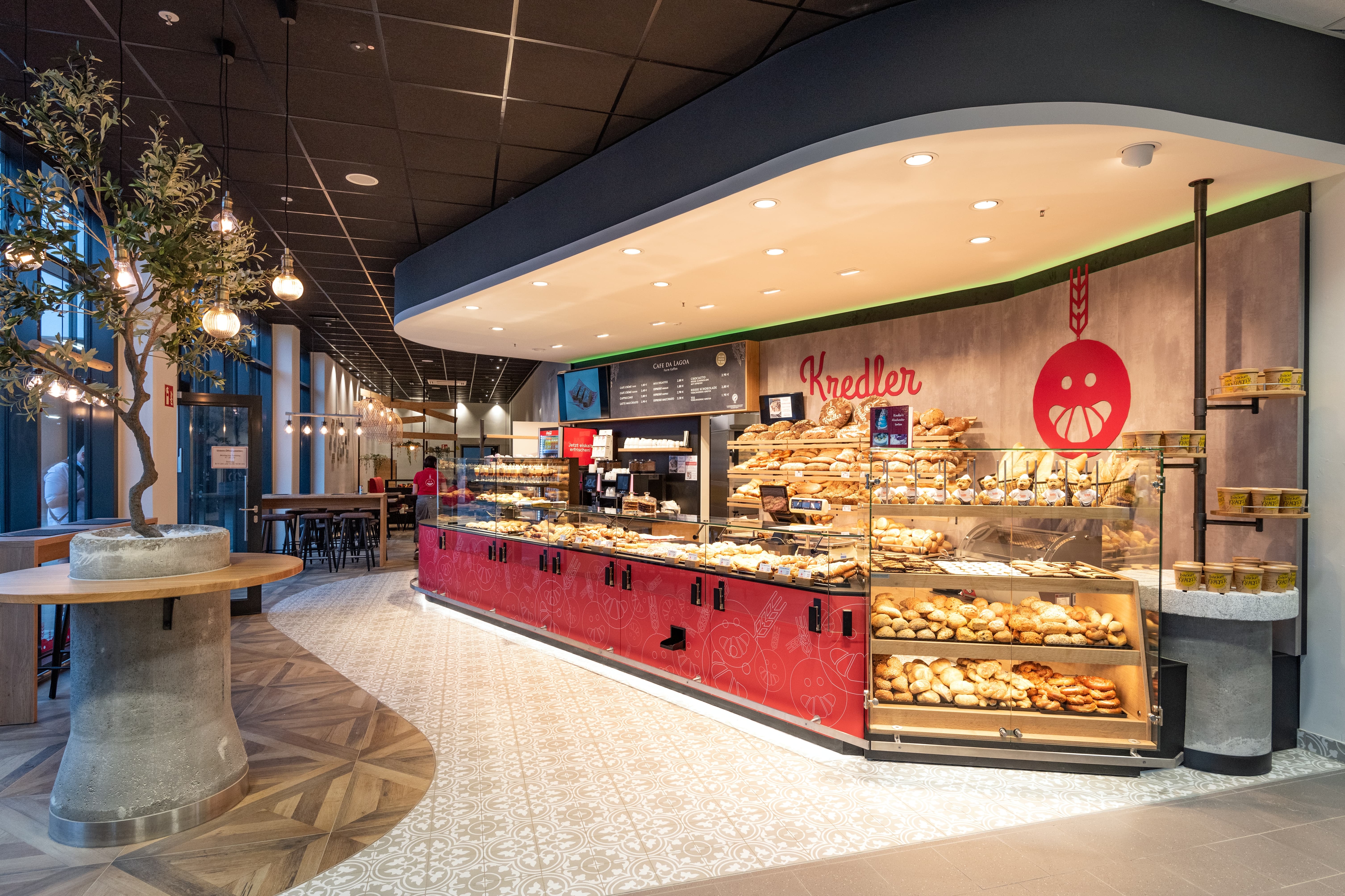 Die in ein Edeka-Center integrierte Bäckerei mit anschließendem Café.