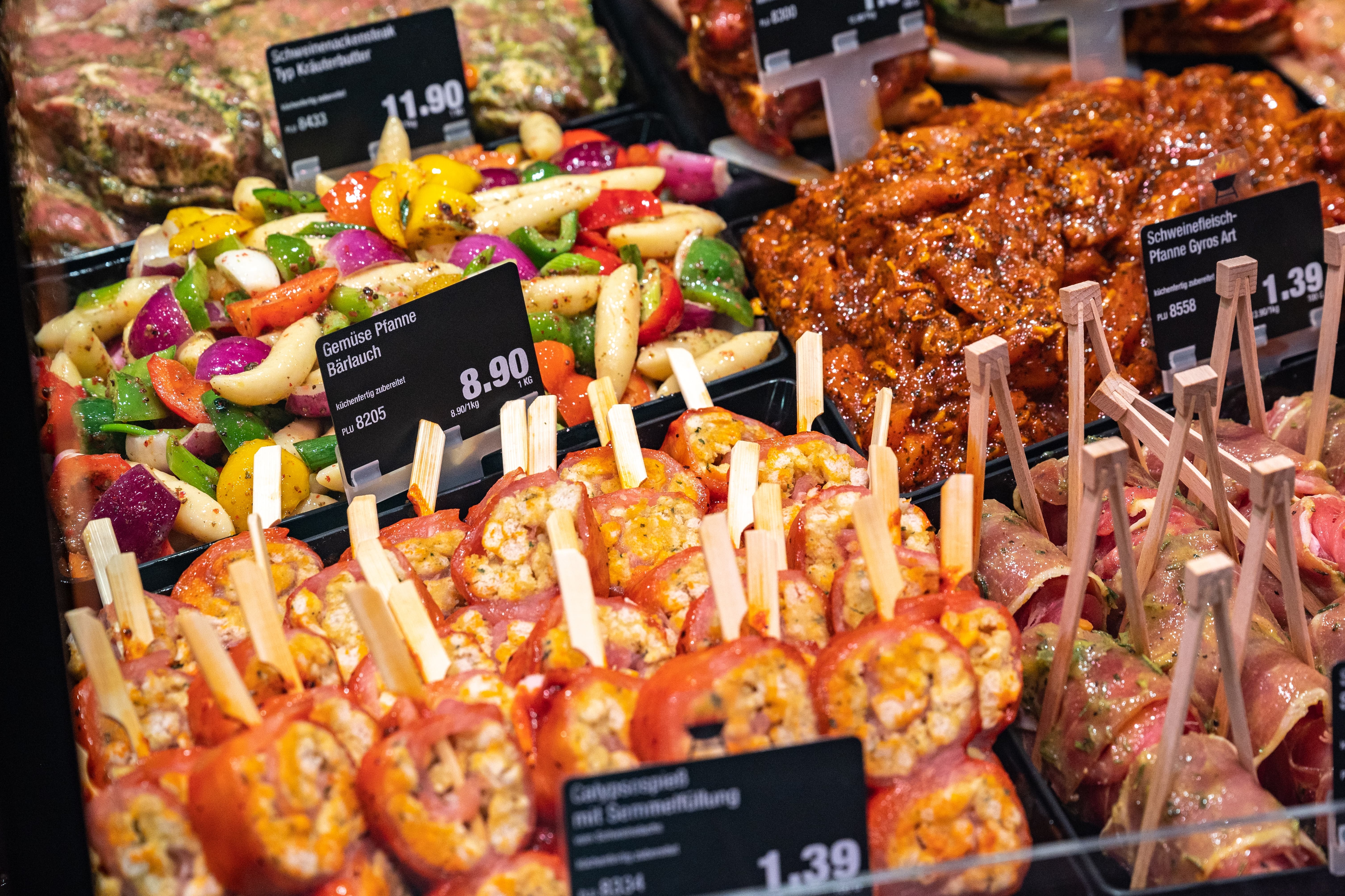 Verschiedene Fleischspieße in der Auslage einer Fleischtheke.