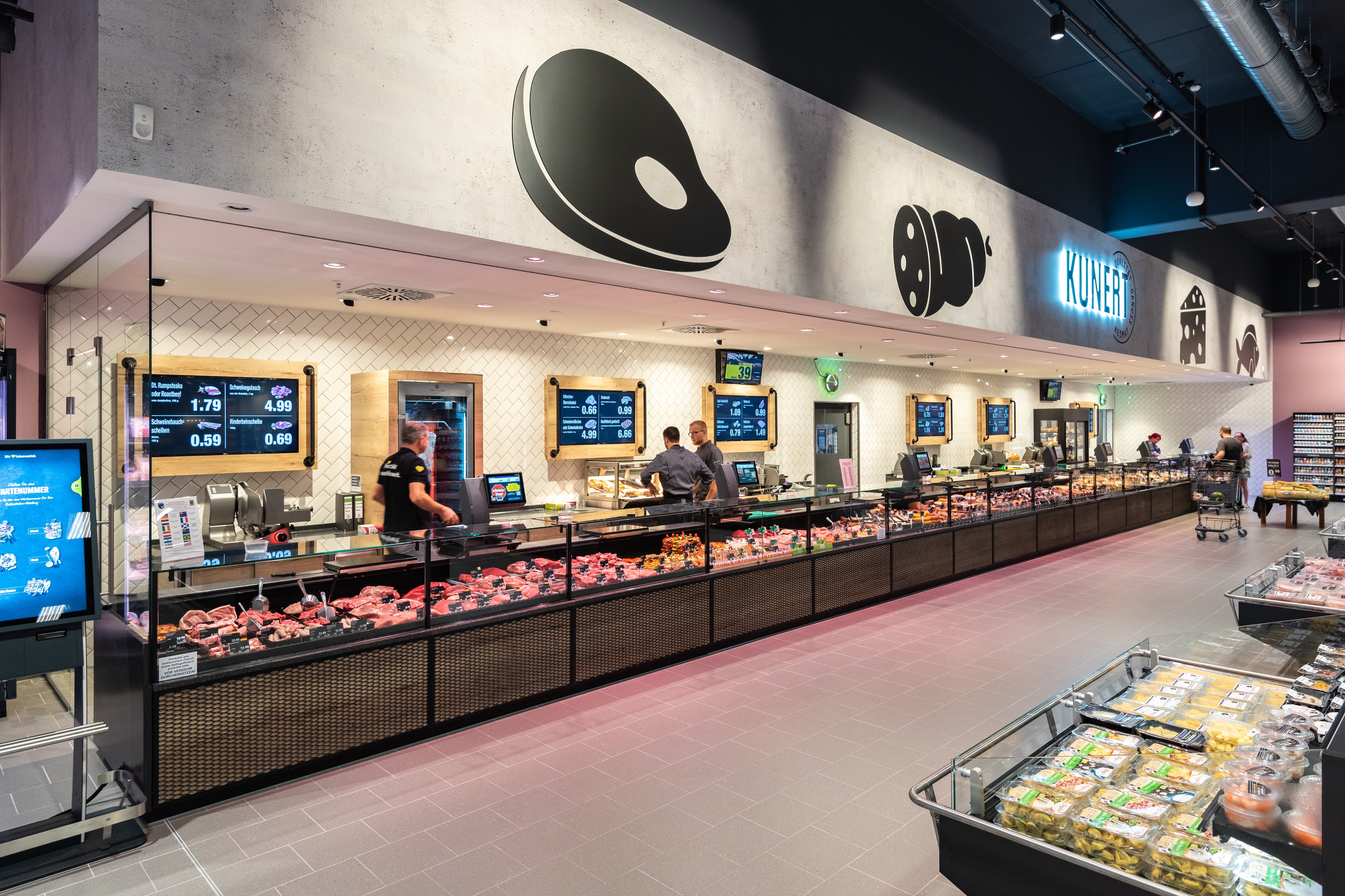 Die Bedientheke eines Edeka-Marktes in der Totalen.