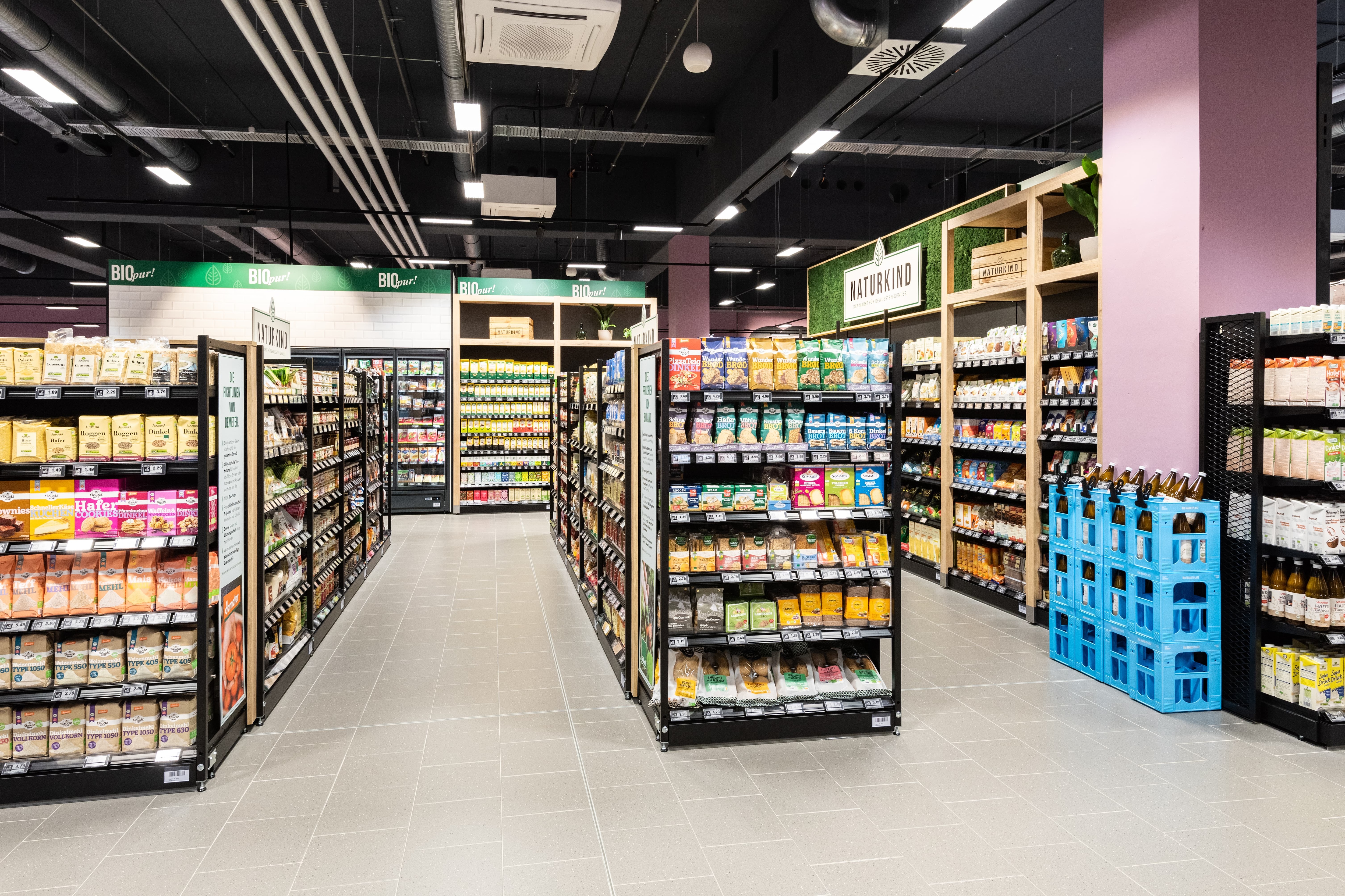 Regalreihen einer Bio-Abteilung in einem Edeka-Center.