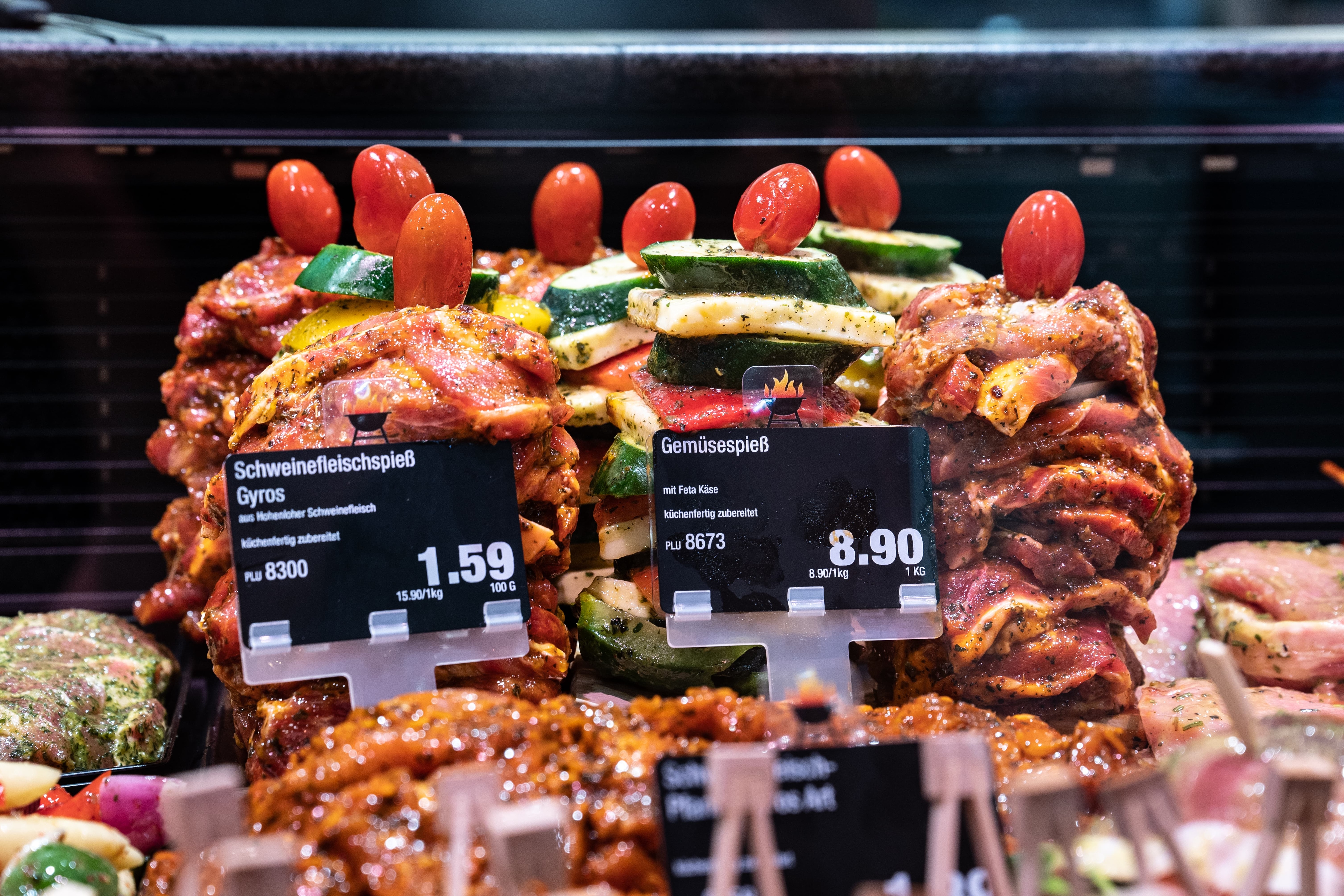 Gyros- und Gemüsespieße in der Auslage einer Bedientheke.