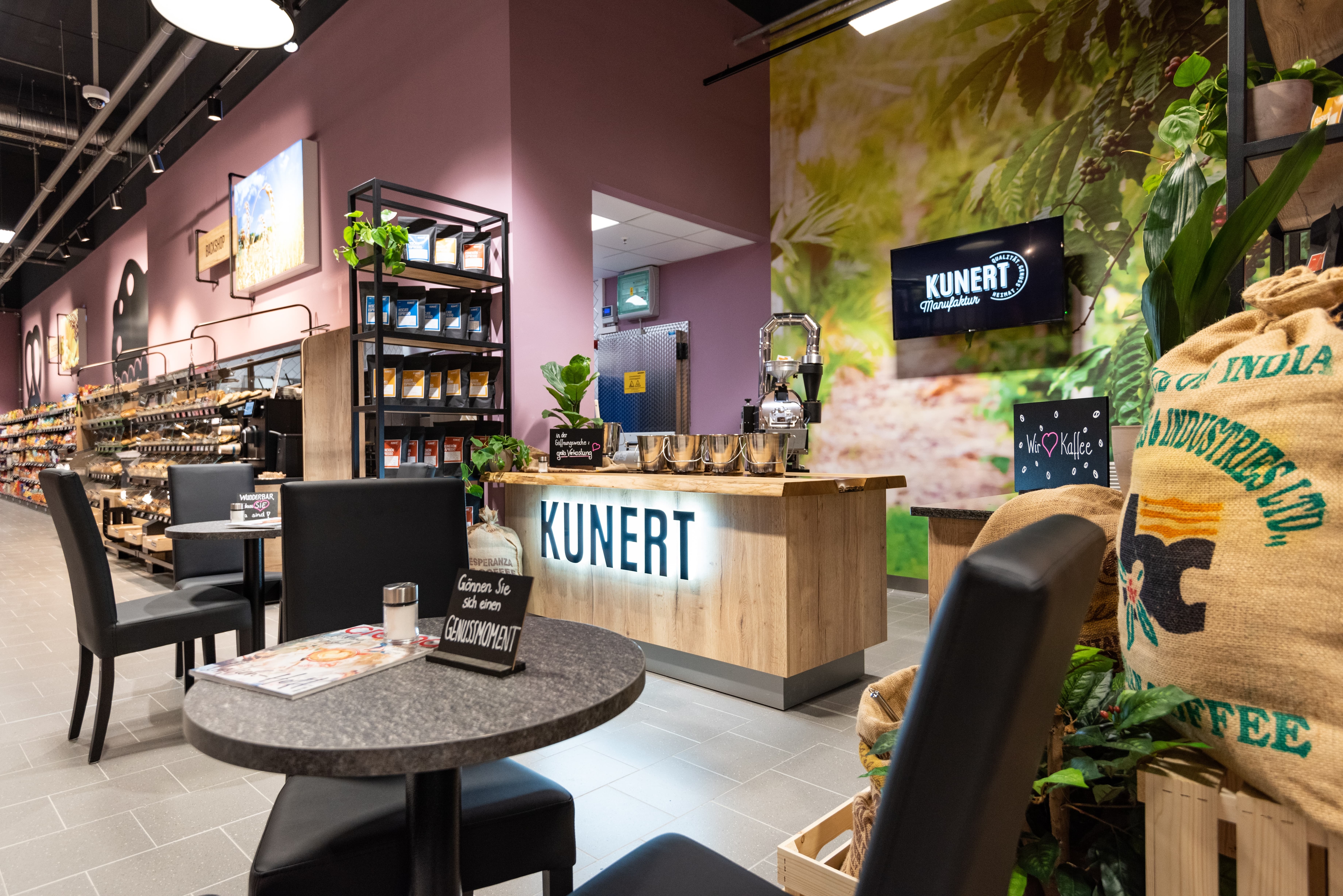 Die hauseigene Kaffeerösterei eines Edeka-Marktes.