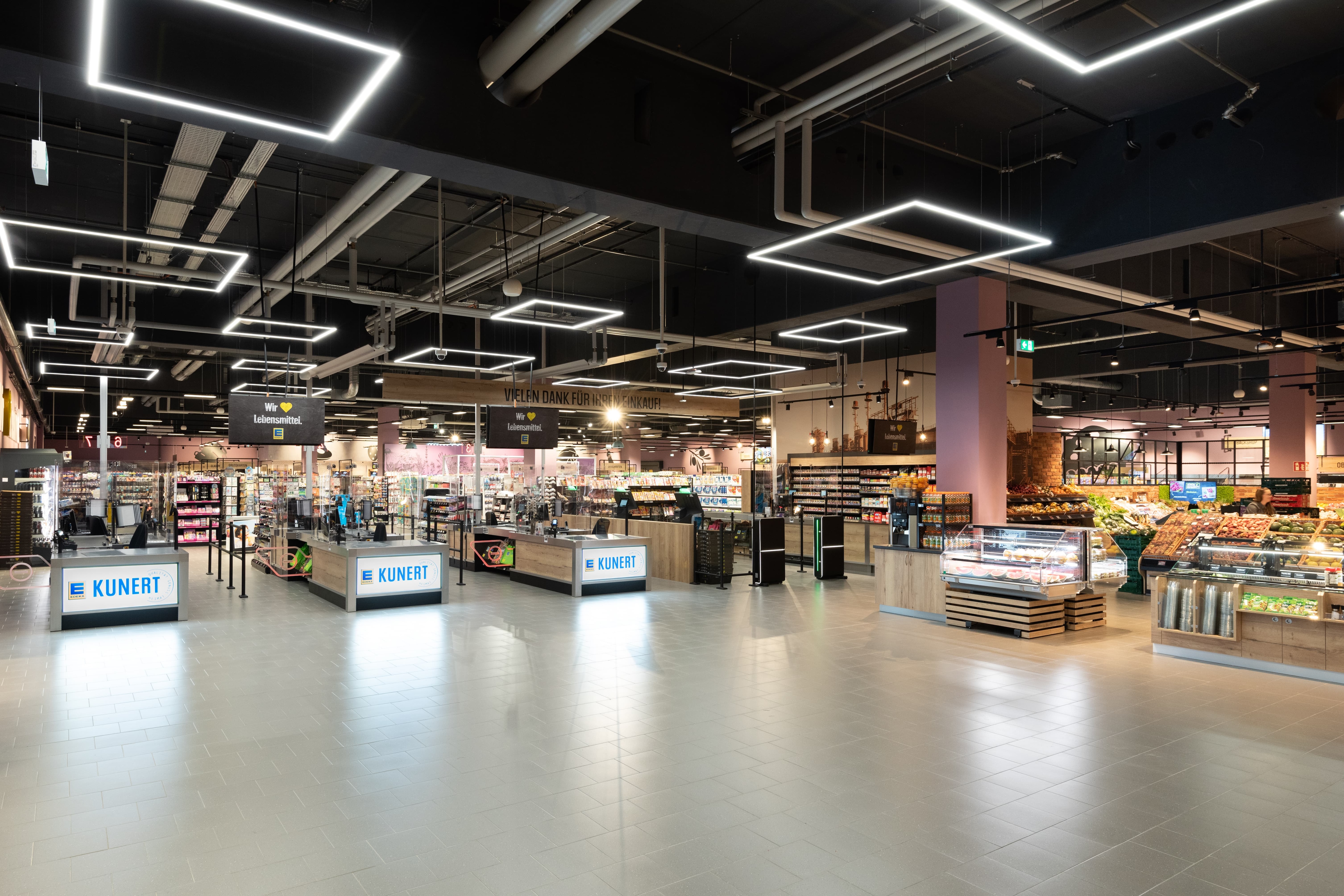 Der Eingangs- und Kassenbereich eines Edeka-Centers.