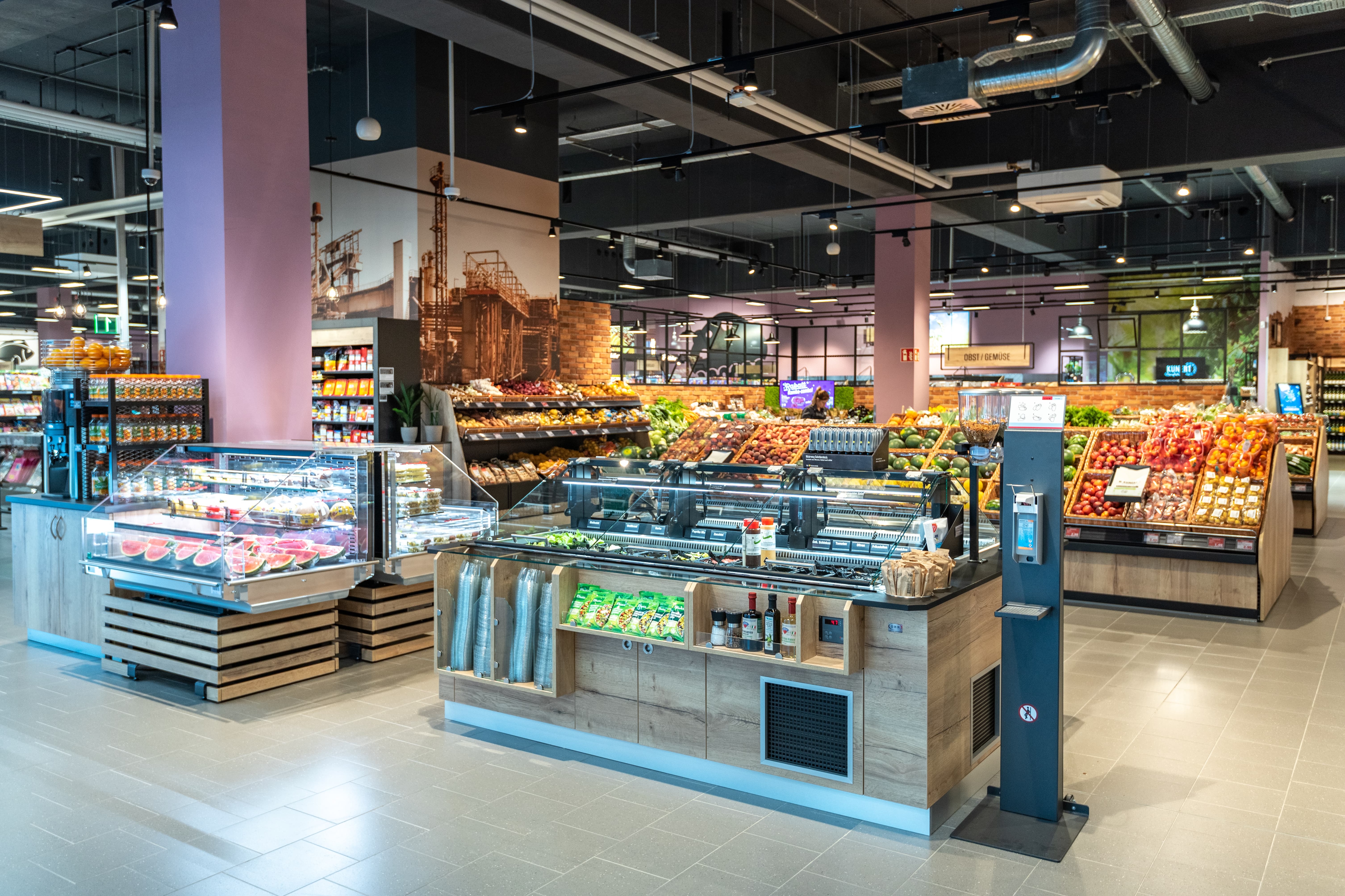 Zwei Kühltresen in der Obst- und Gemüseabteilung eines Edeka-Marktes.