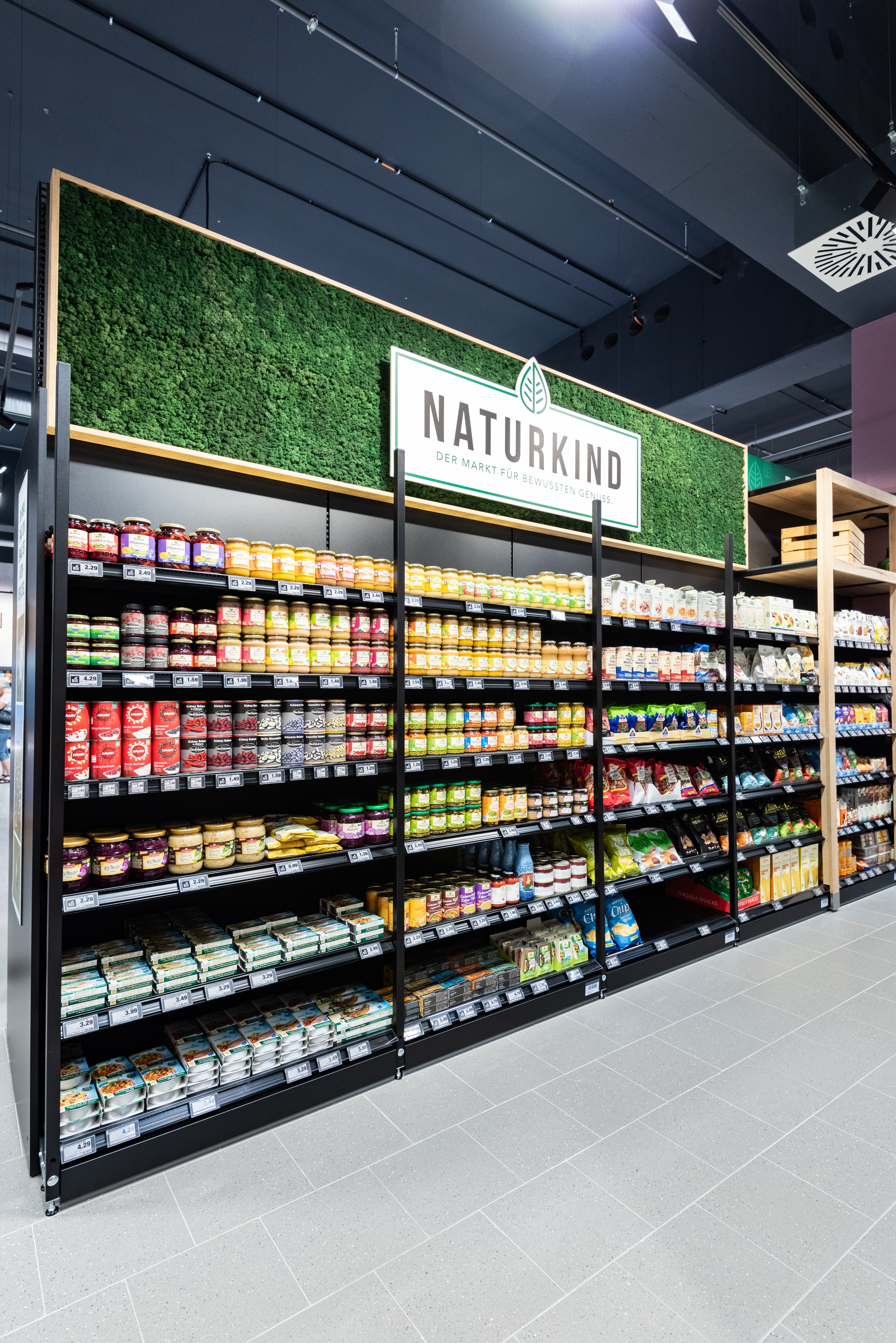 Ein Regal mit Naturkindprodukten in einem Edeka-Markt.