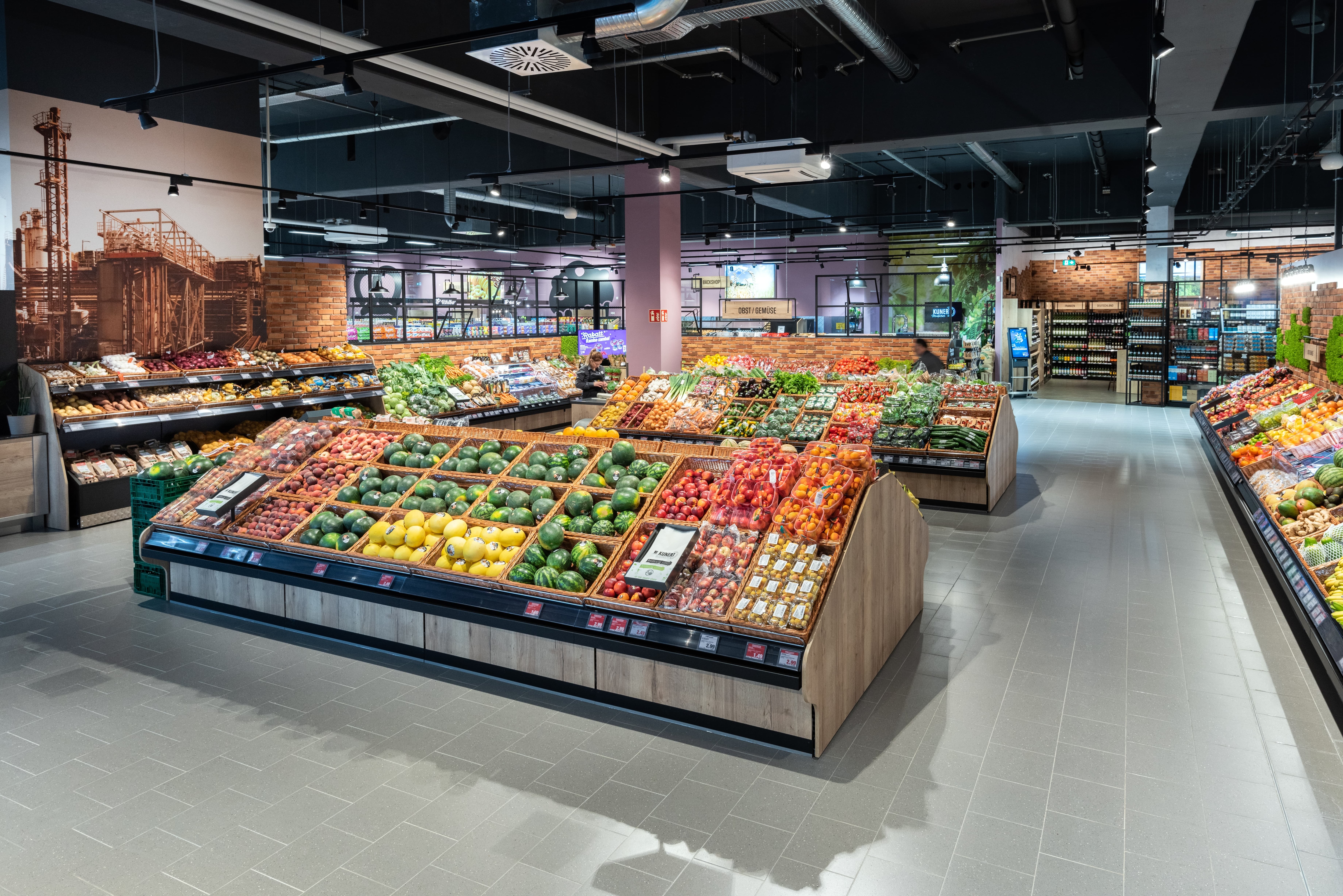Die Obst- und Gemüseabteilung eines Edeka-Marktes.