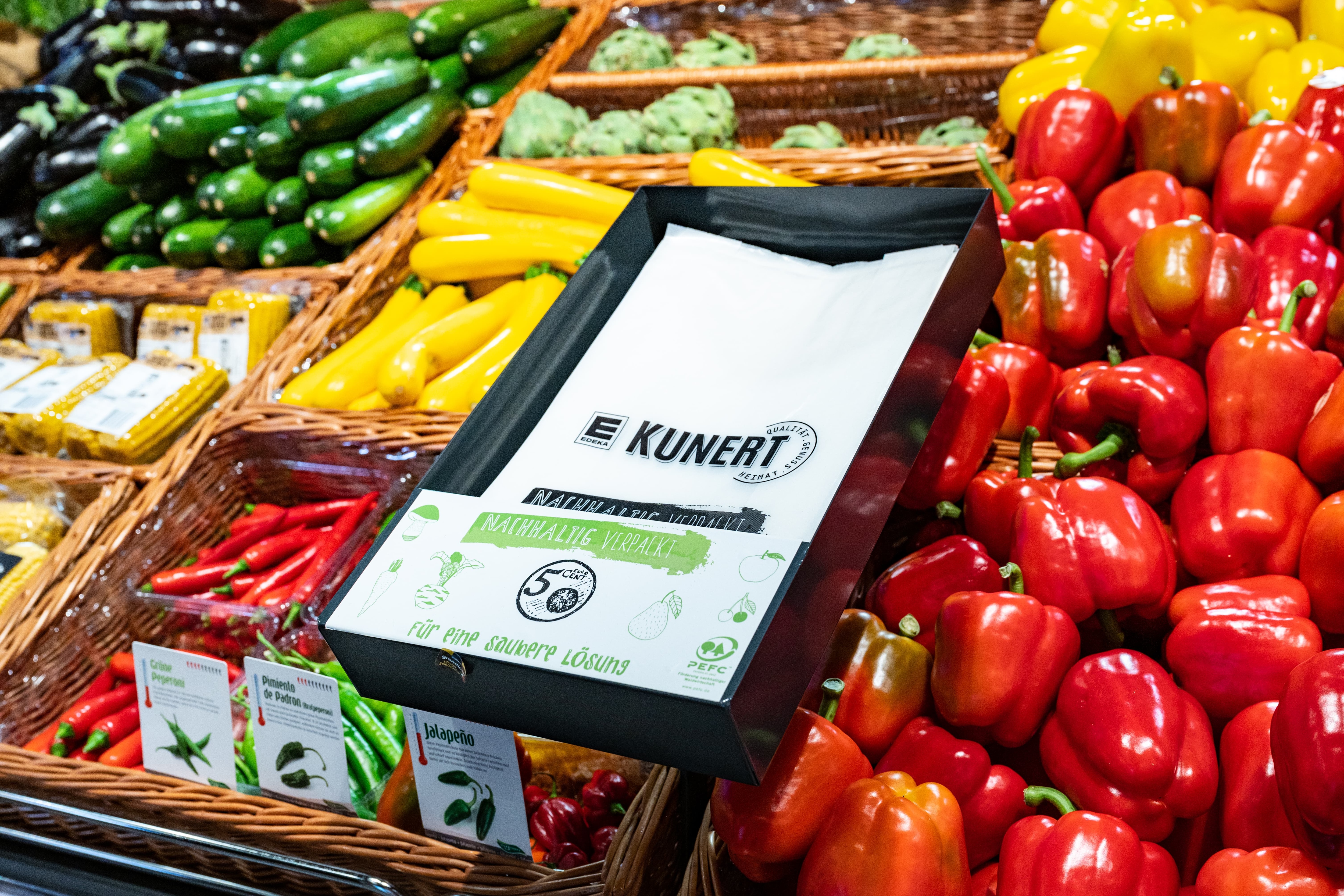 Ein Halter mit Papiertüten für Obst- und Gemüse.