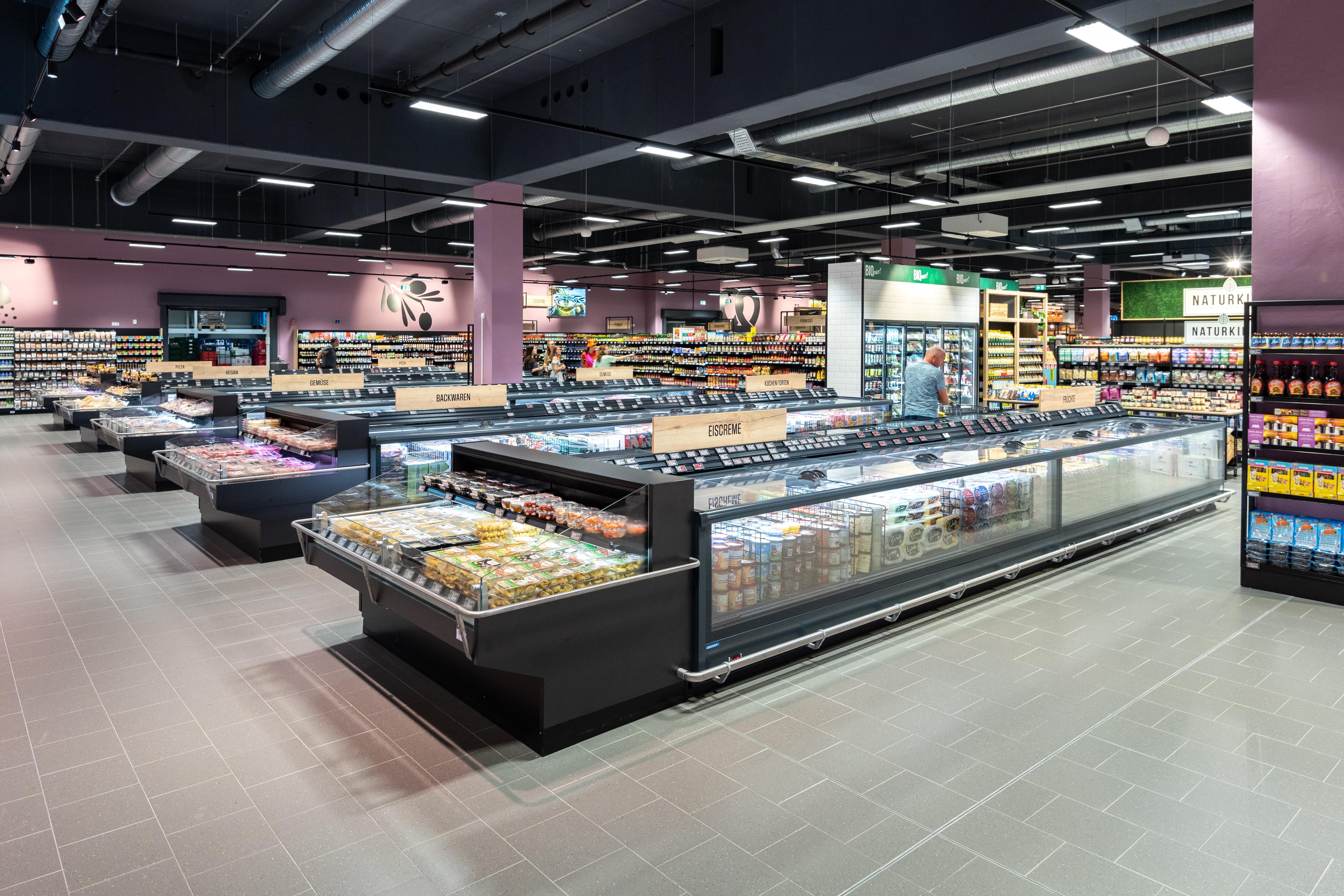 Die Tiefkühltruhen eines Edeka-Marktes.