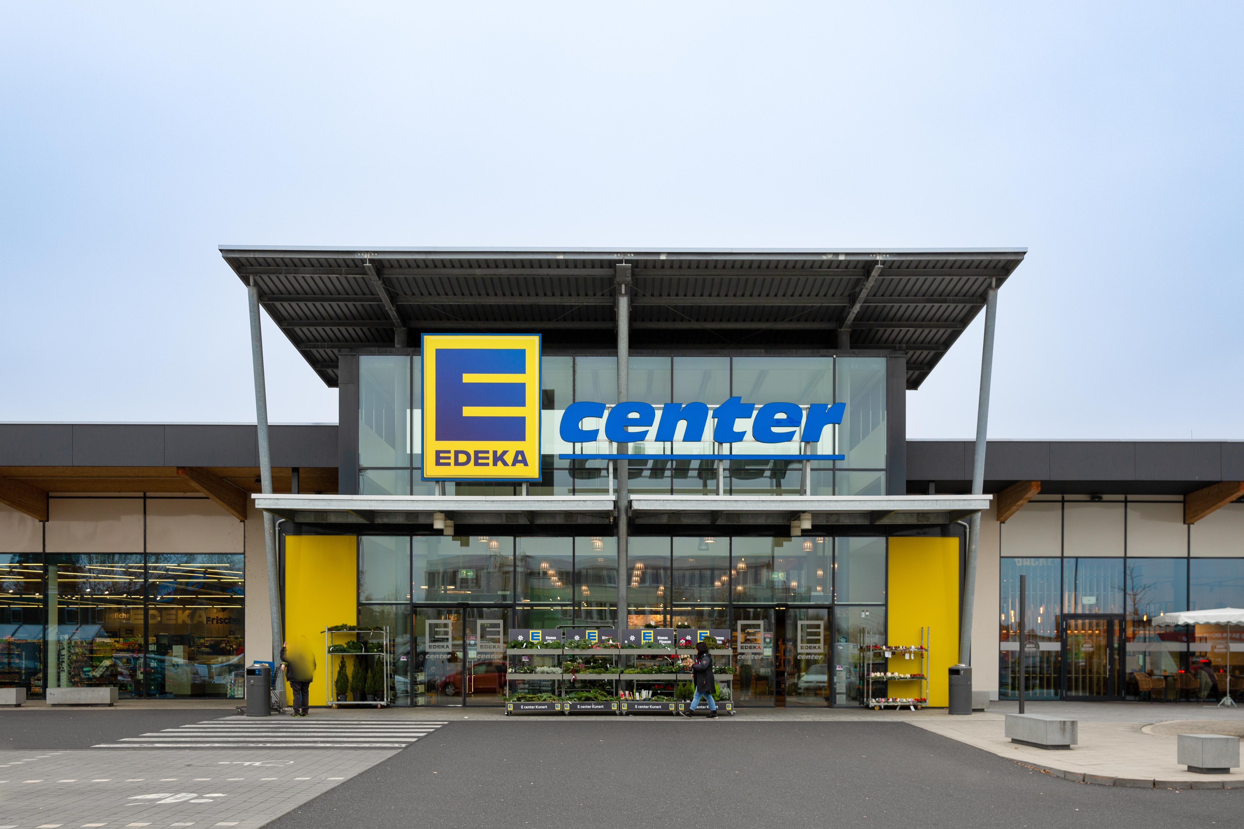 Der Eingangsbereich eines Edeka-Centers vom Parkplatz aus betrachtet.