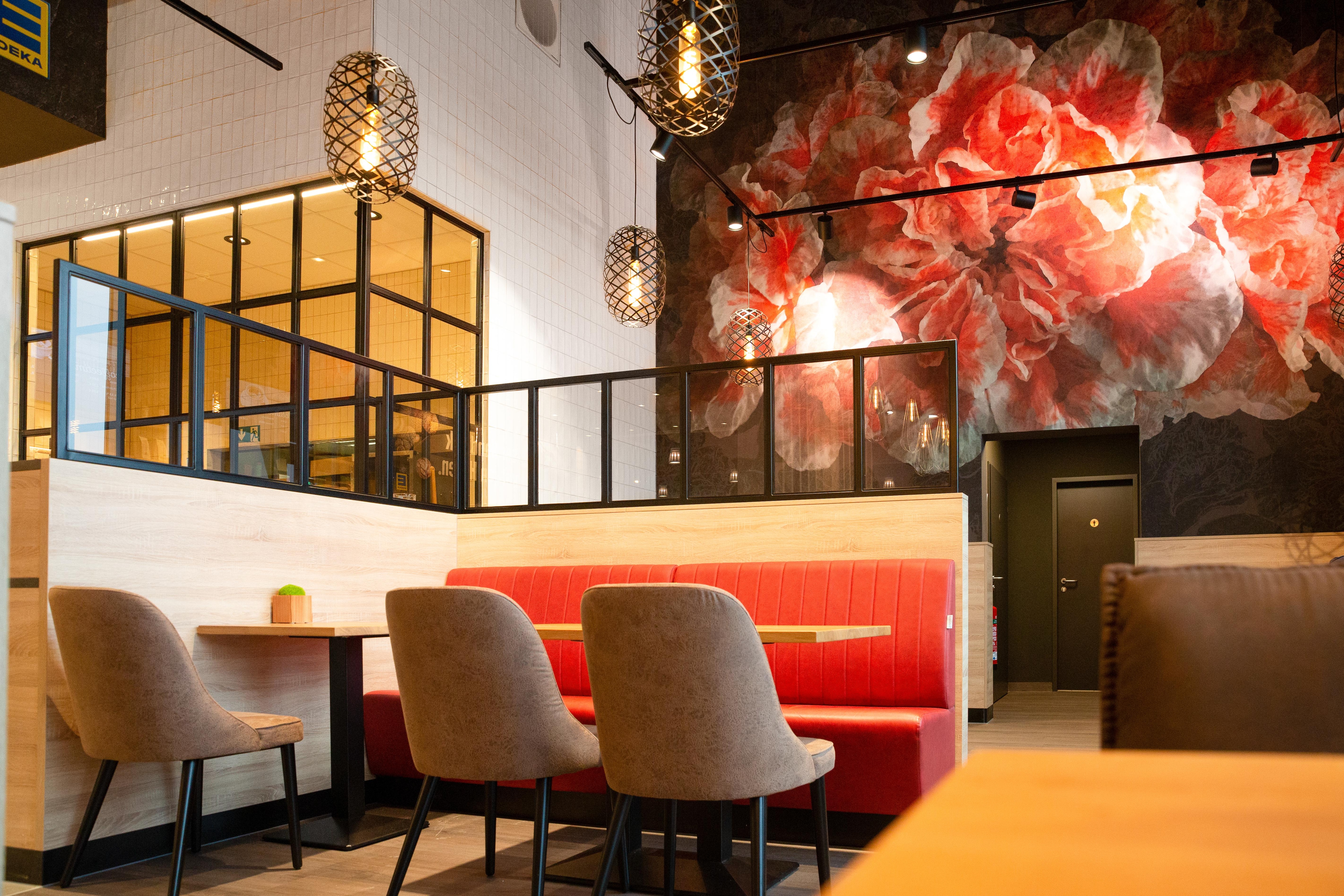 Sitzplätze in einem Café, das zu einem Edeka-Markt gehört.