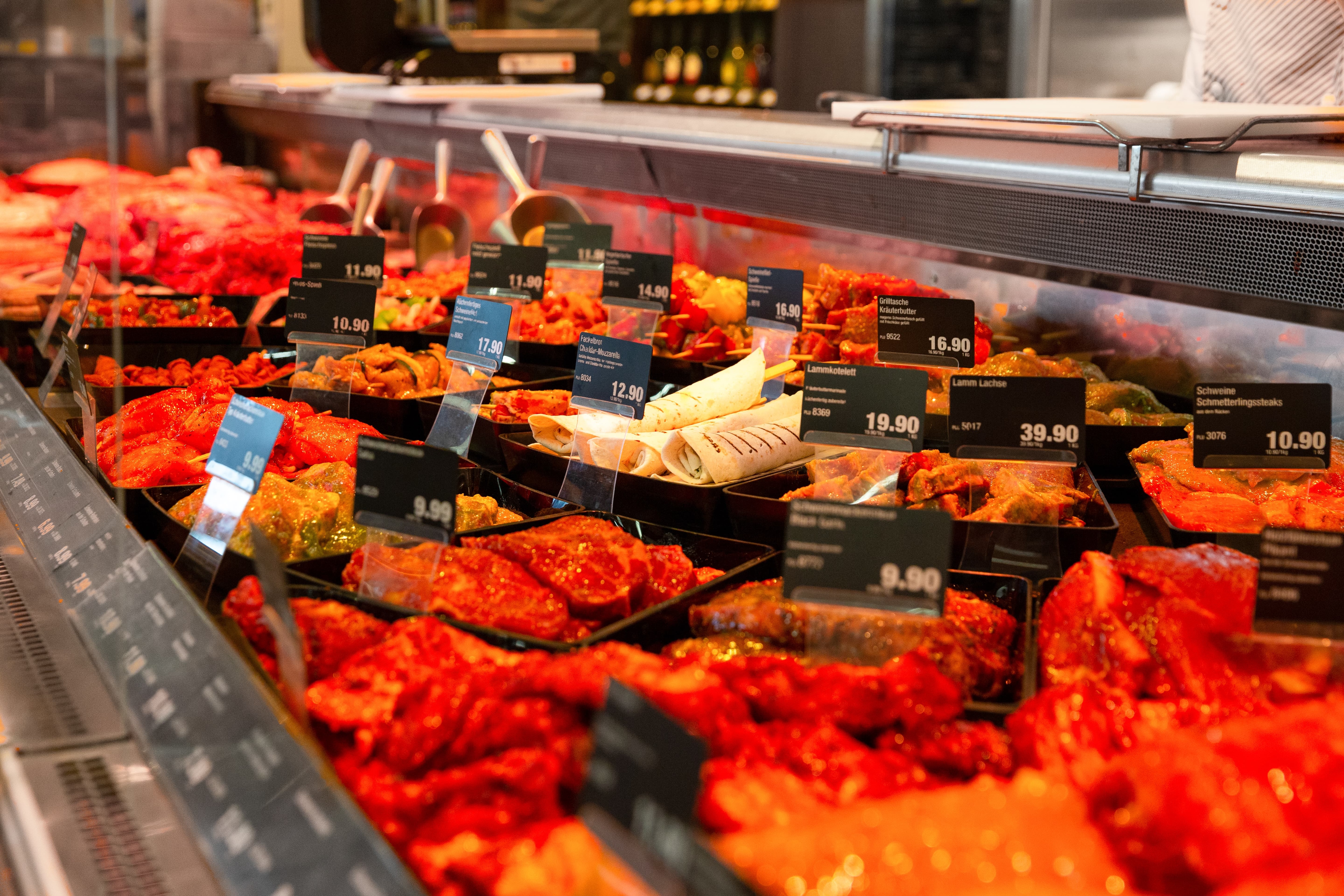 Verschiedene Fleischprodukte in der Frischetheke eines Edeka-Marktes.