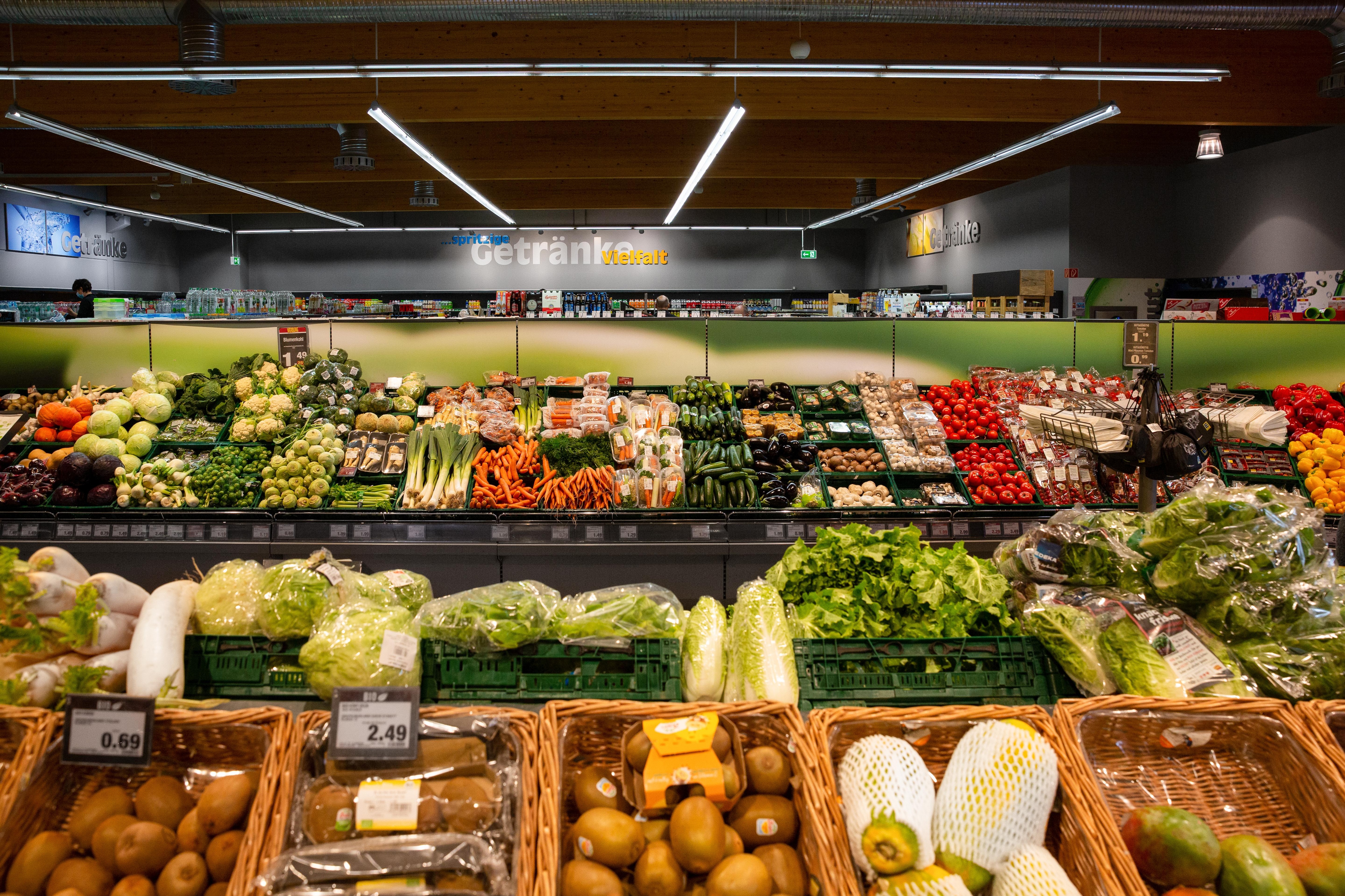Ein Überblick über die Regale einer Obst- und Gemüseabteilung in einem Edeka-Markt.