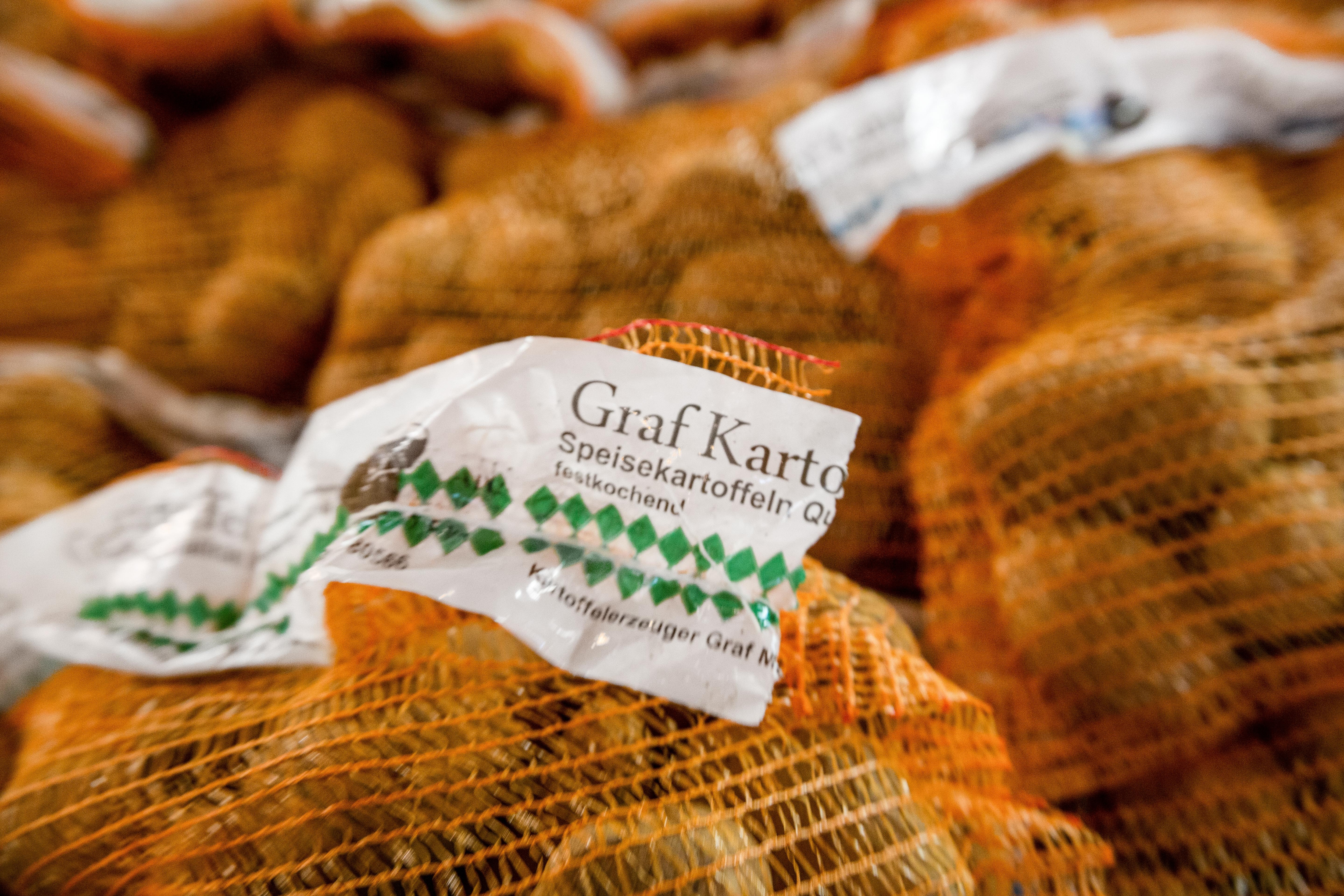 Nahaufnahme von Netzen voller Kartoffeln.