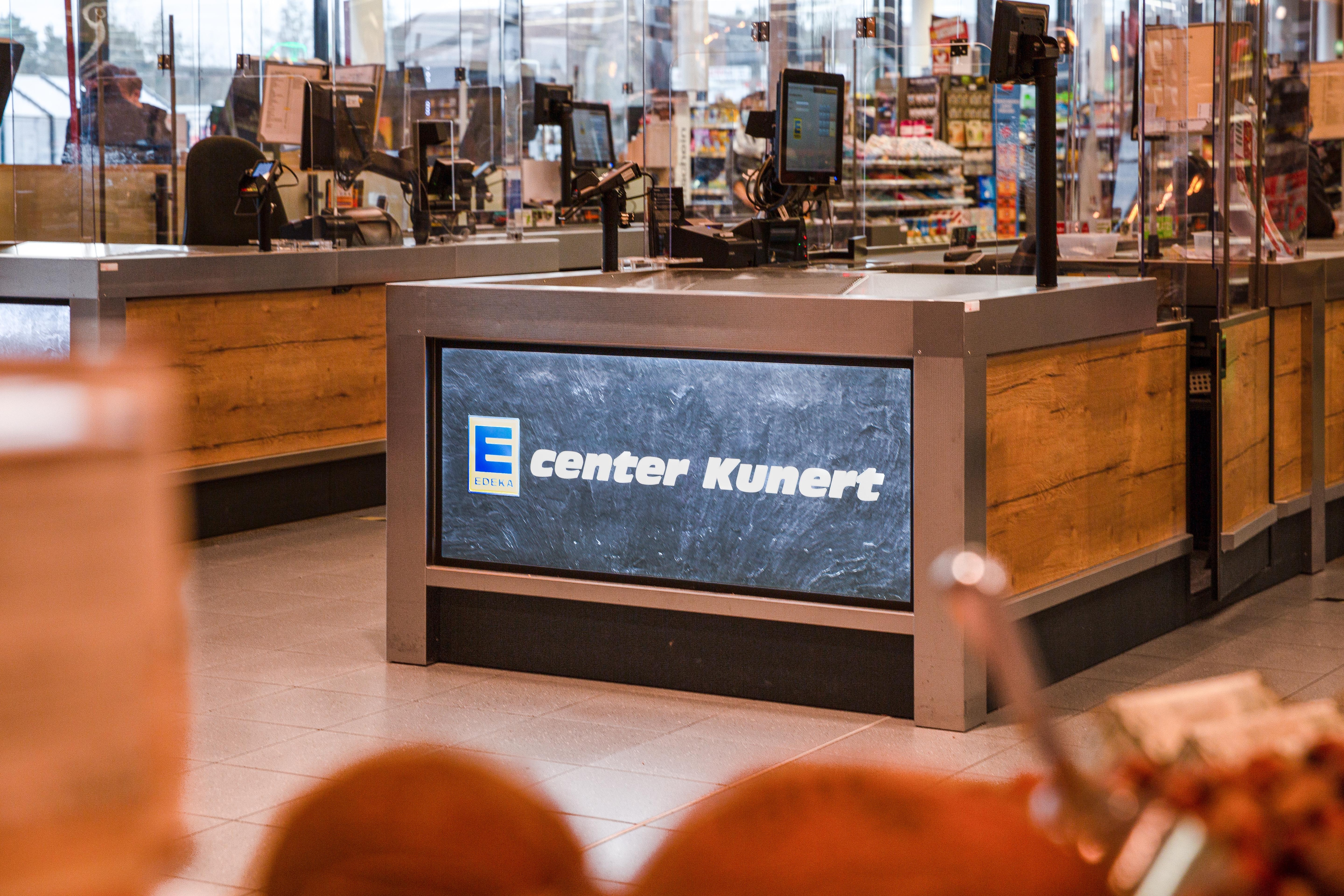 Der Kassenbereich eines Edeka-Marktes.