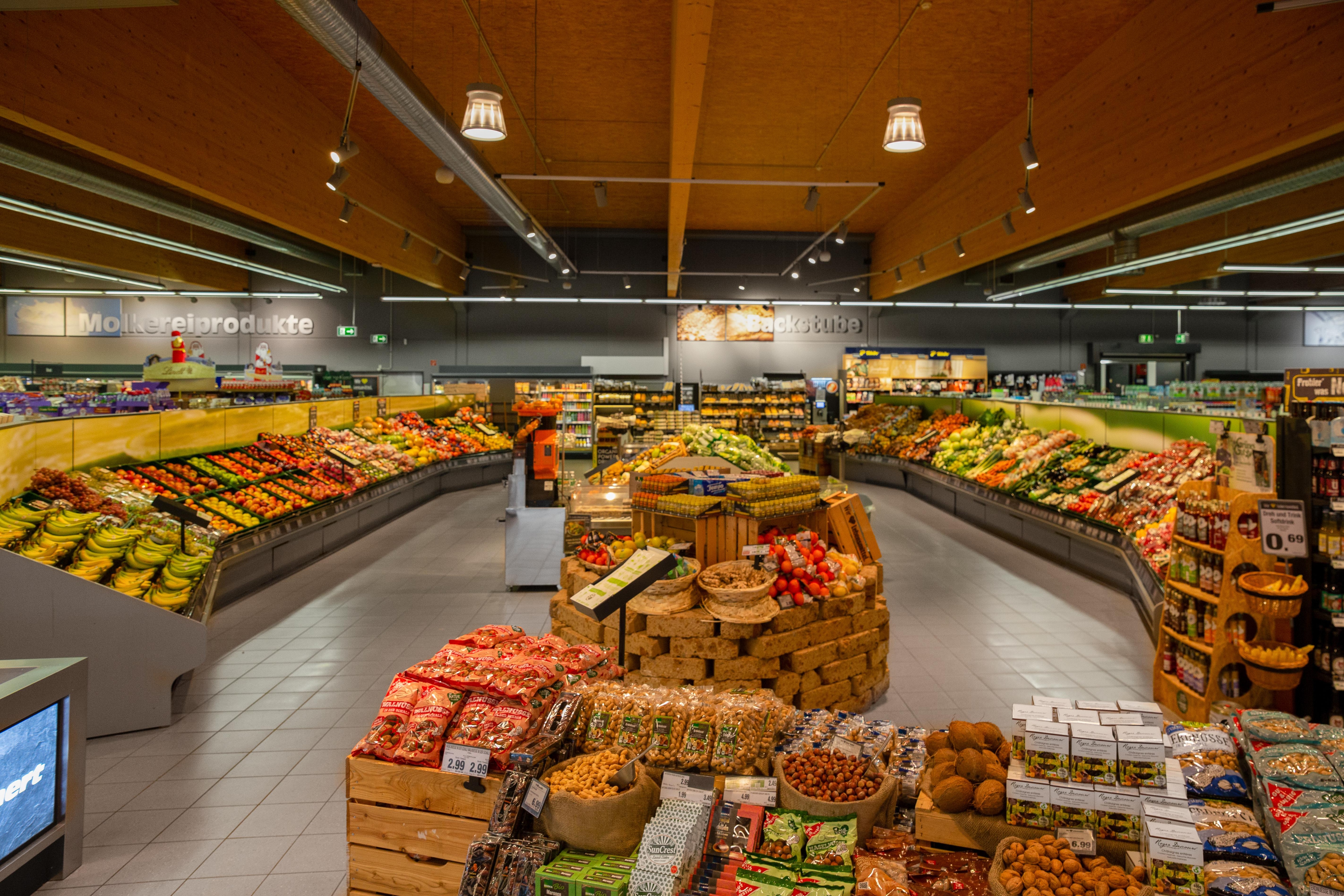 Die Obst- und Gemüseabteilung eines Edeka-Marktes.