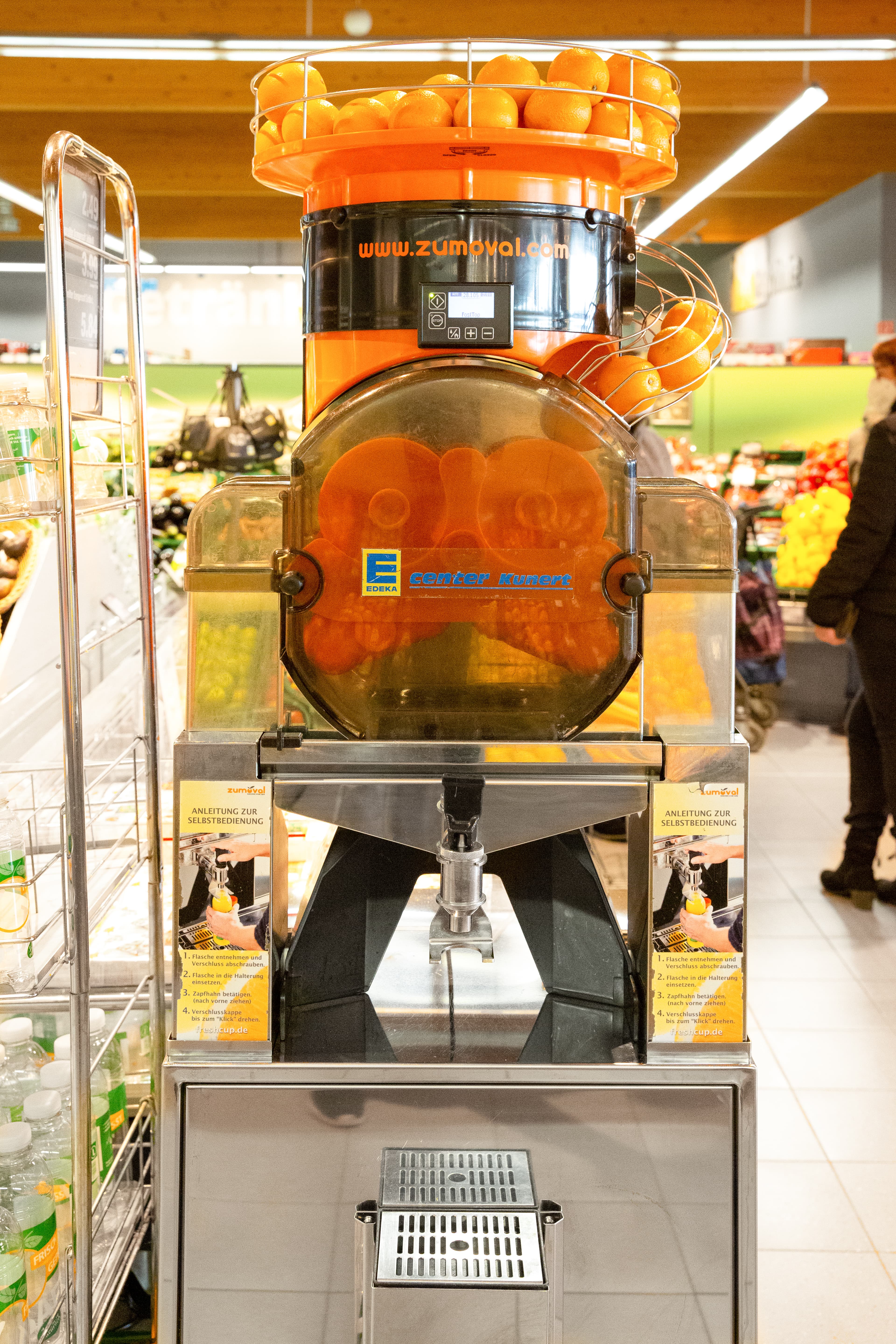 Eine Saftpresse mit frischen Orangen in einem Edeka-Markt.