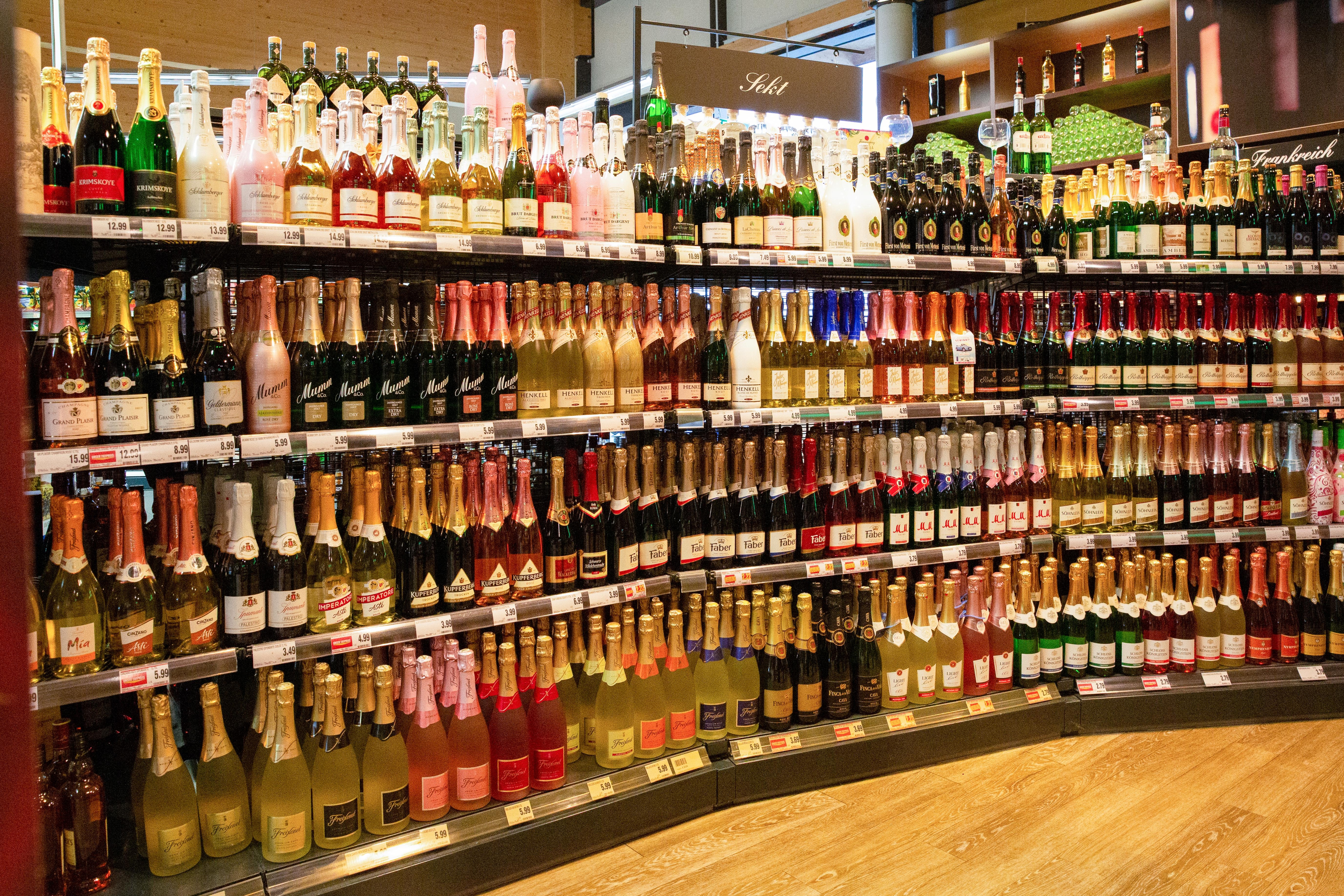 Die Sektabteilung in einem Edeka-Markt.