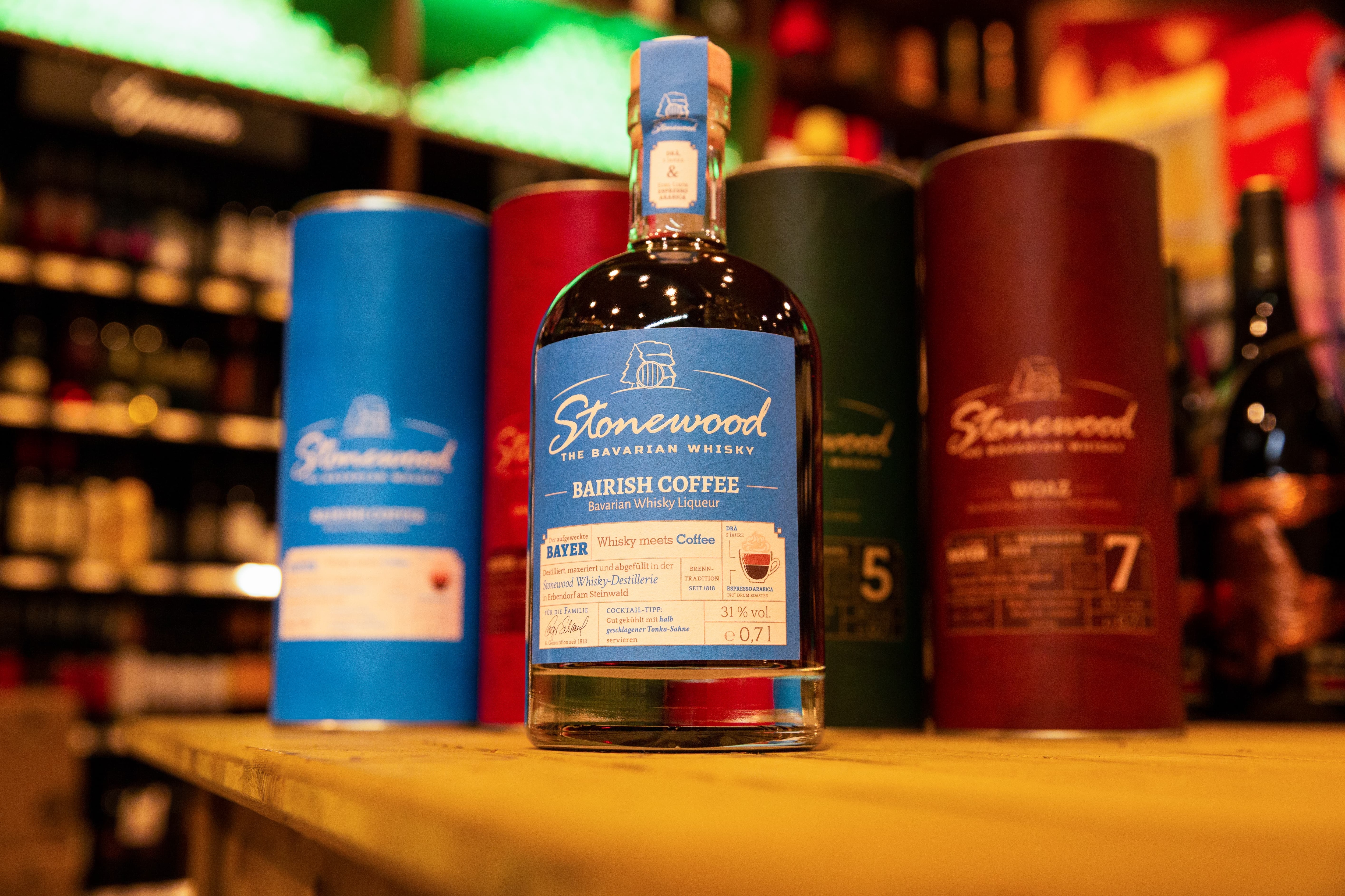 Eine Flasche "Stonewood Bavarian Whisky Liqueur" in der Nahaufnahme.