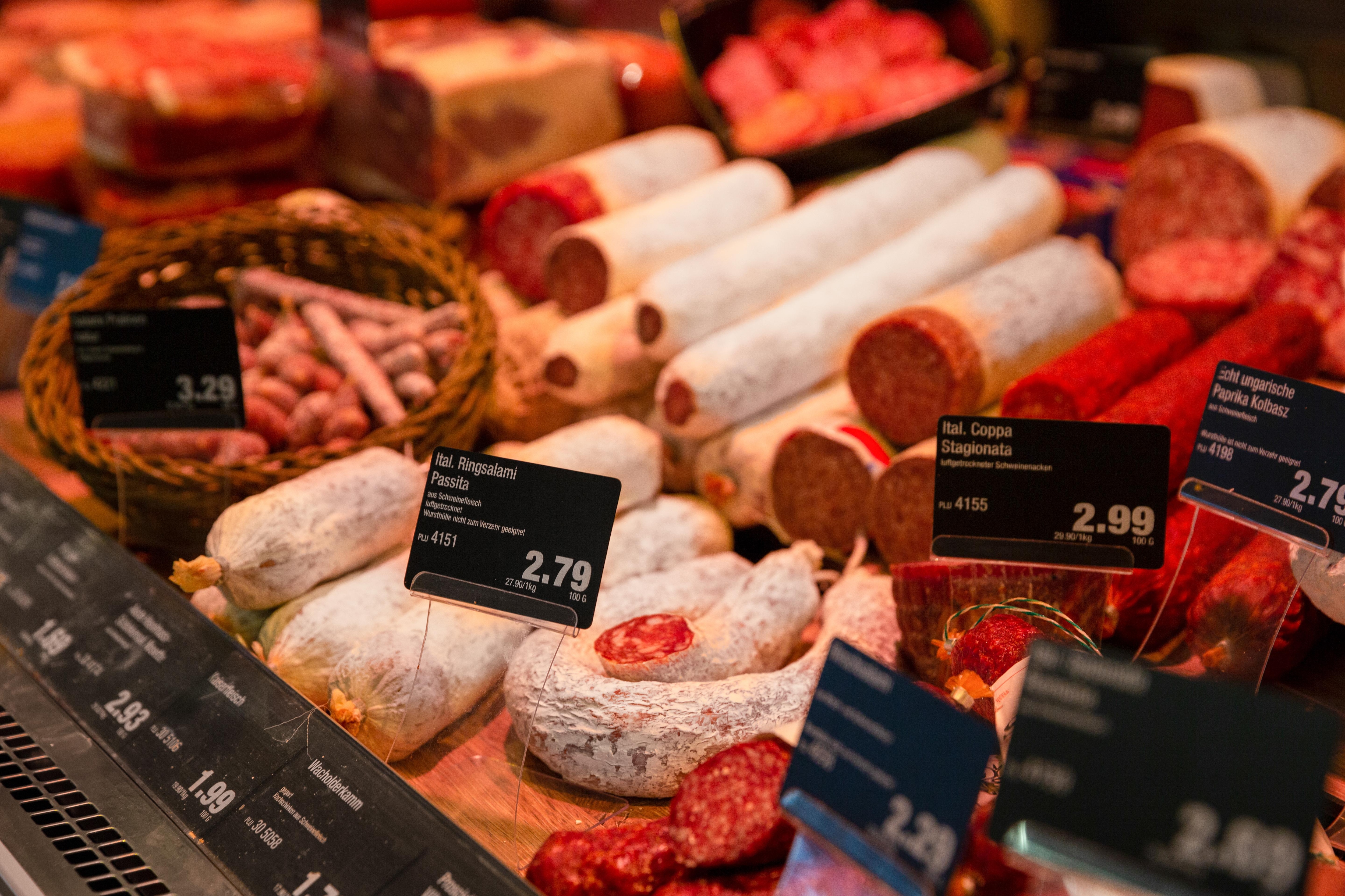 Verschiedene Wurstwaren in der Auslage einer Bedientheke.