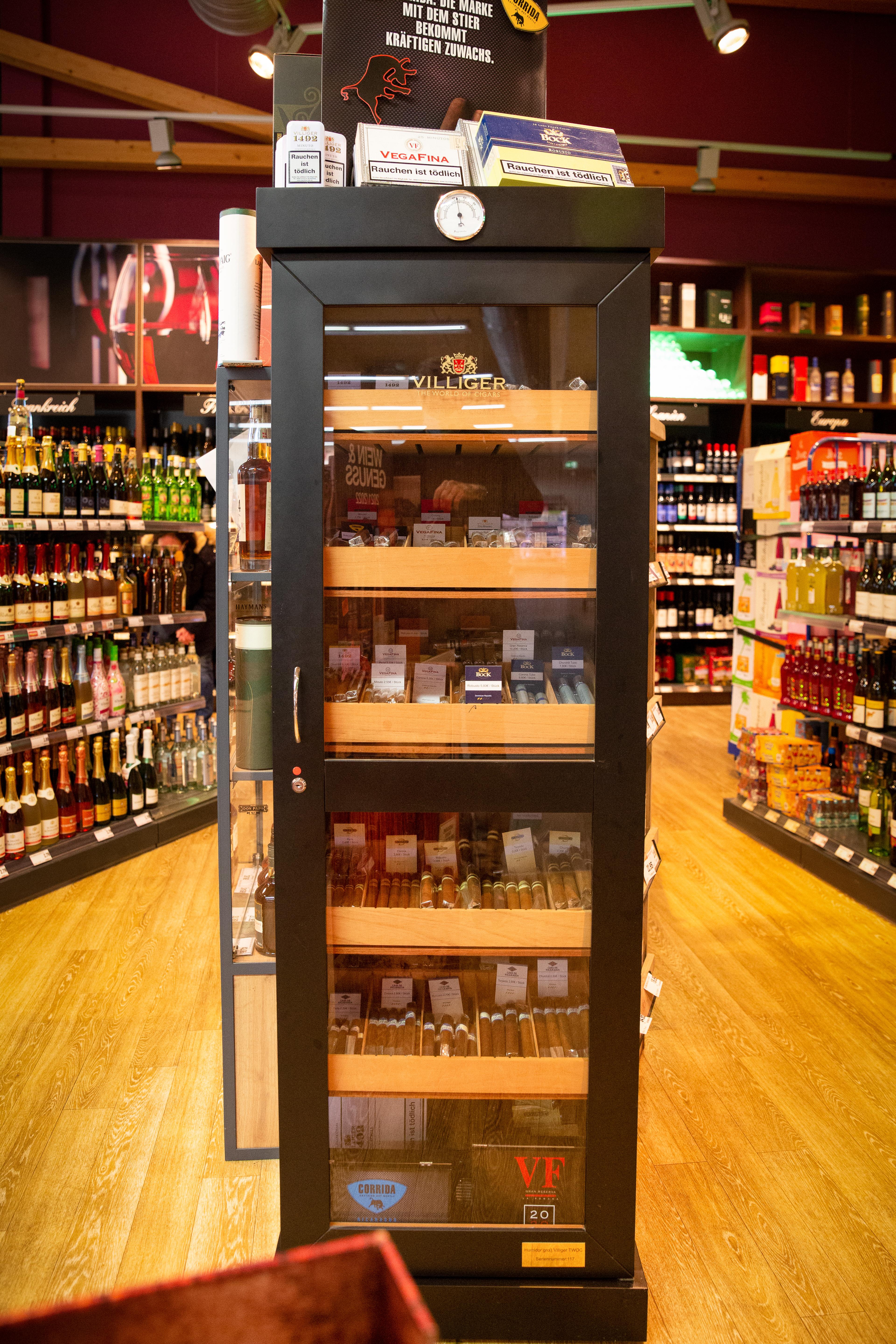 Ein Zigarrenschrank in der Weinabteilung eines Edeka-Marktes.