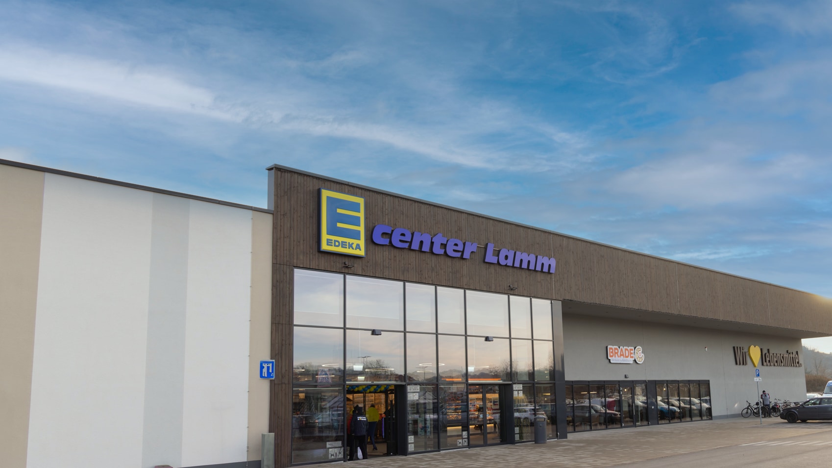 Außenansicht des Markte Ecenter Lamm mit Eingangsbereich