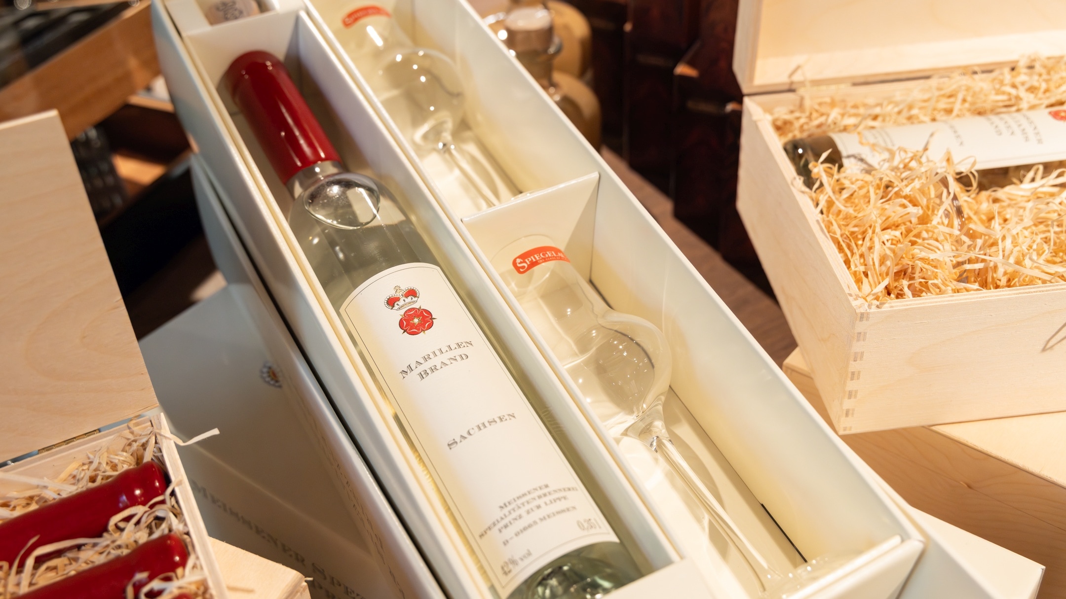 Eine Flasche Marillenbrand "Sachsen" zusammen mit 2 passenden Schnapsgläsern in einer Geschenkebox