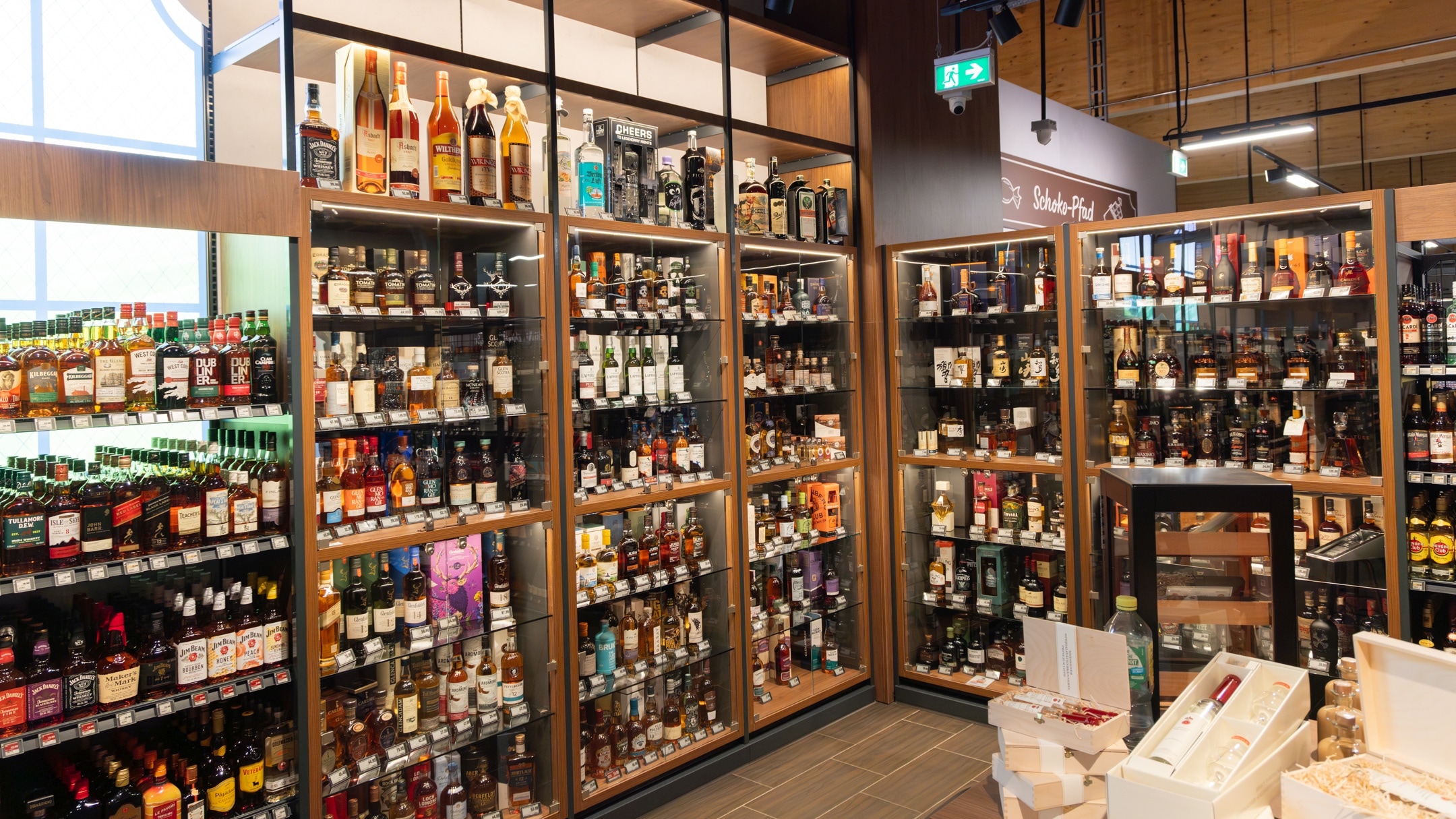 Regalansicht der Spirituosenabteilung mit, zum Teil verschlossenen Glasvitrinen
