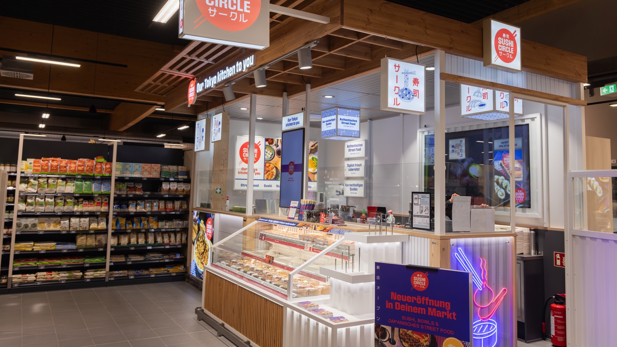 Das Hauptmotiv auf der rechten Seite bildet der neu eröffnete "Sushi Circle" mit einer Frischetheke.