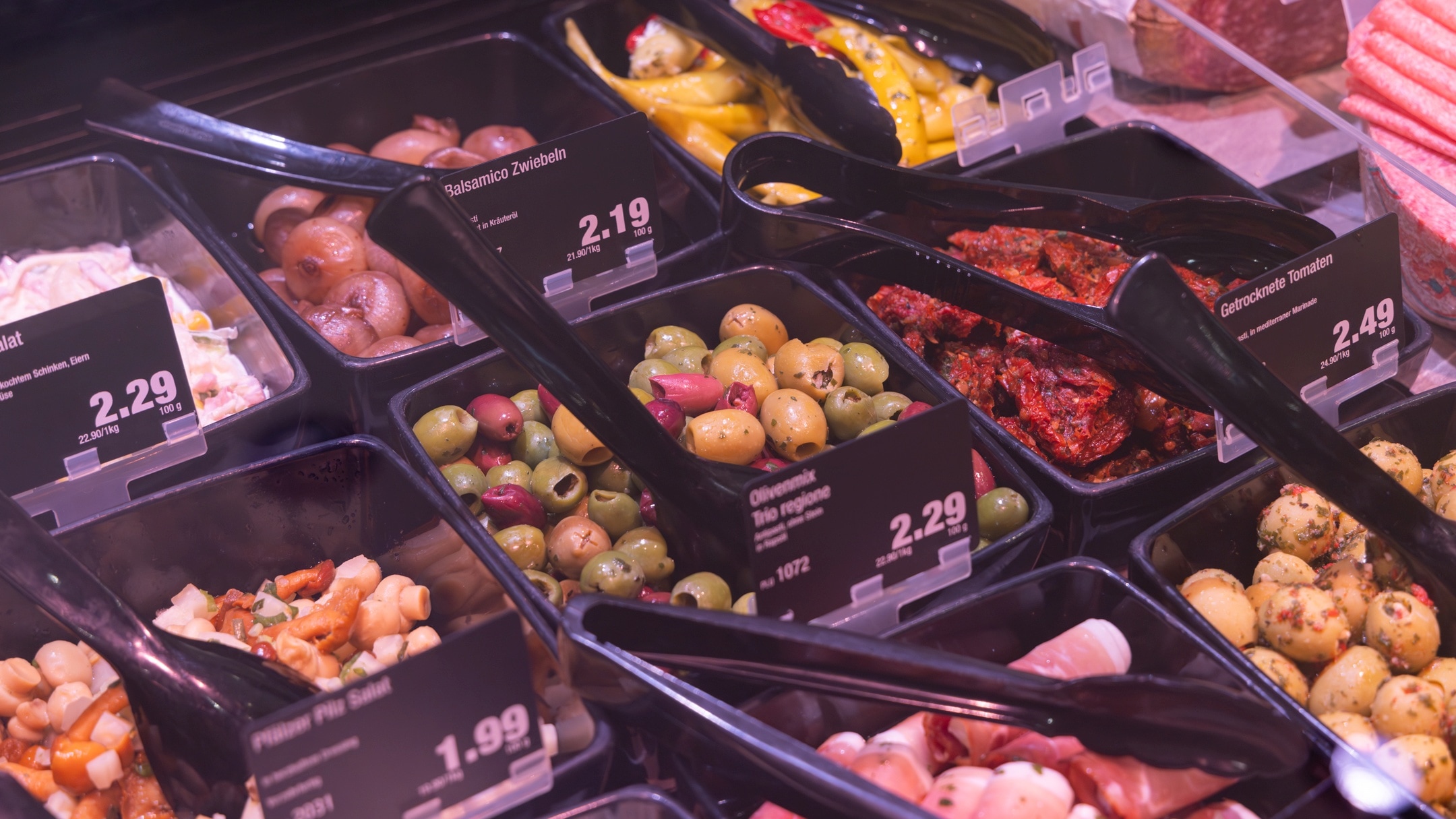 Frischetheke mit verschiedenen Antipasti wie Pfälzer pilz Salat, Balsamico Zwiebeln, Oliven Mix, Schinken gerollt, getrockneten Tomaten und Pepperoni