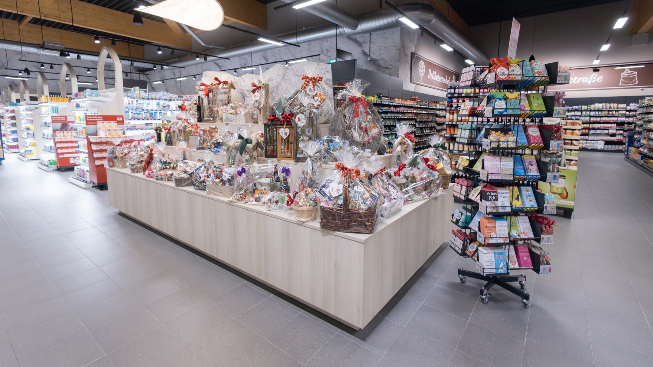 Präsentation von Geschenkkörben und Geschenk-Schokolade für verschiedenste Anlässe