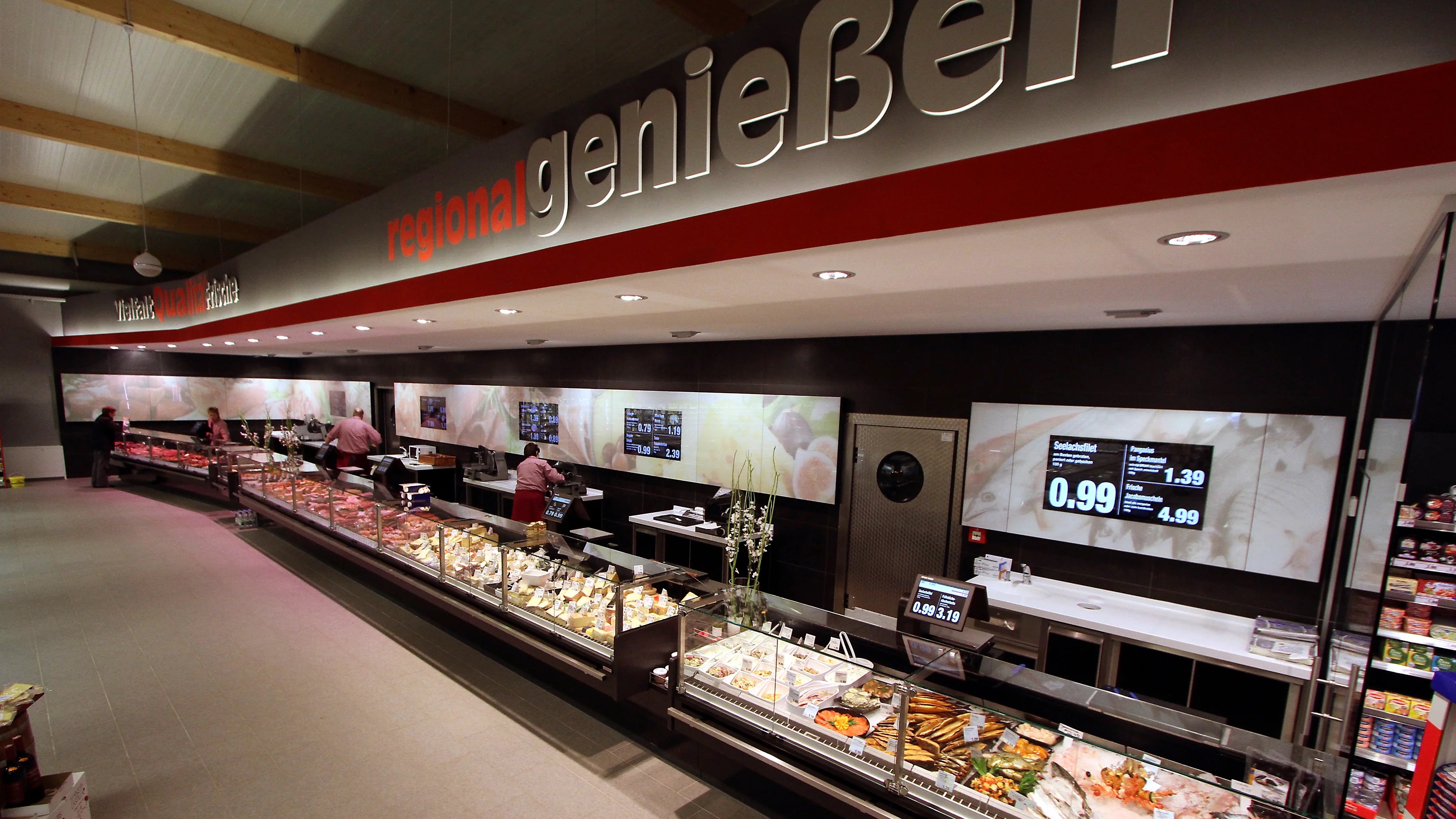 Die Bedientheke eines EDEKA-Marktes.