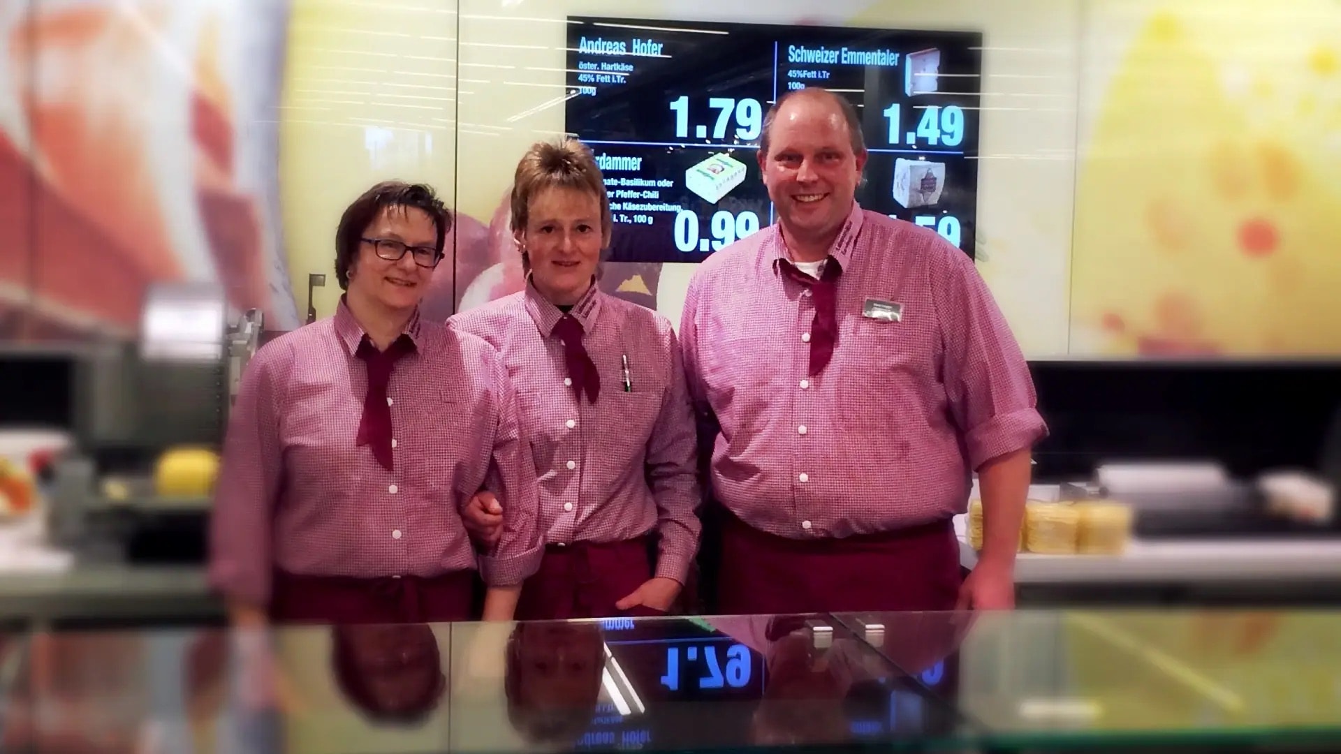 Drei Mitarbeitende der Bedientheke eines EDEKA-Marktes.