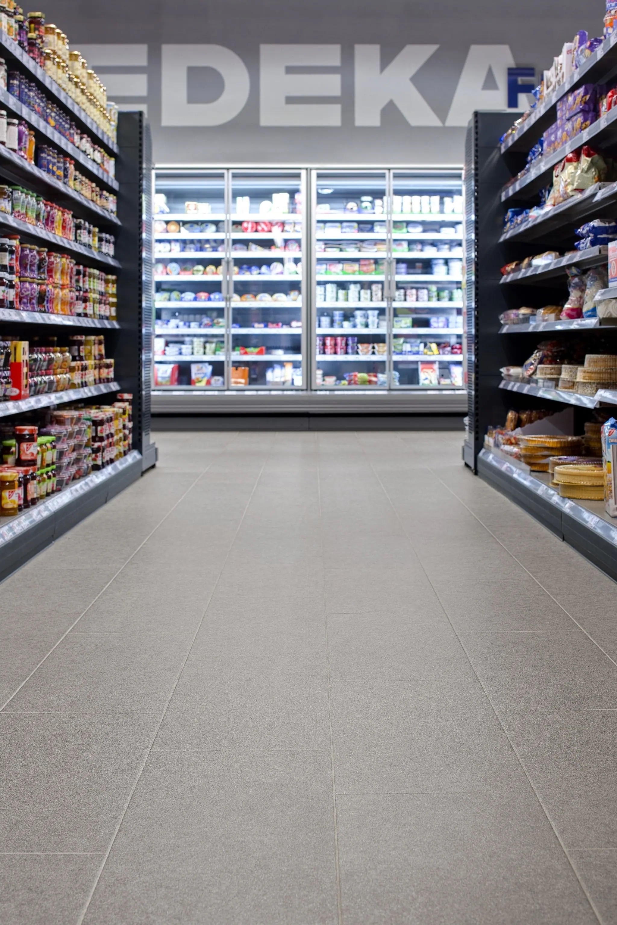 Ein Gang in einem EDEKA-Markt.