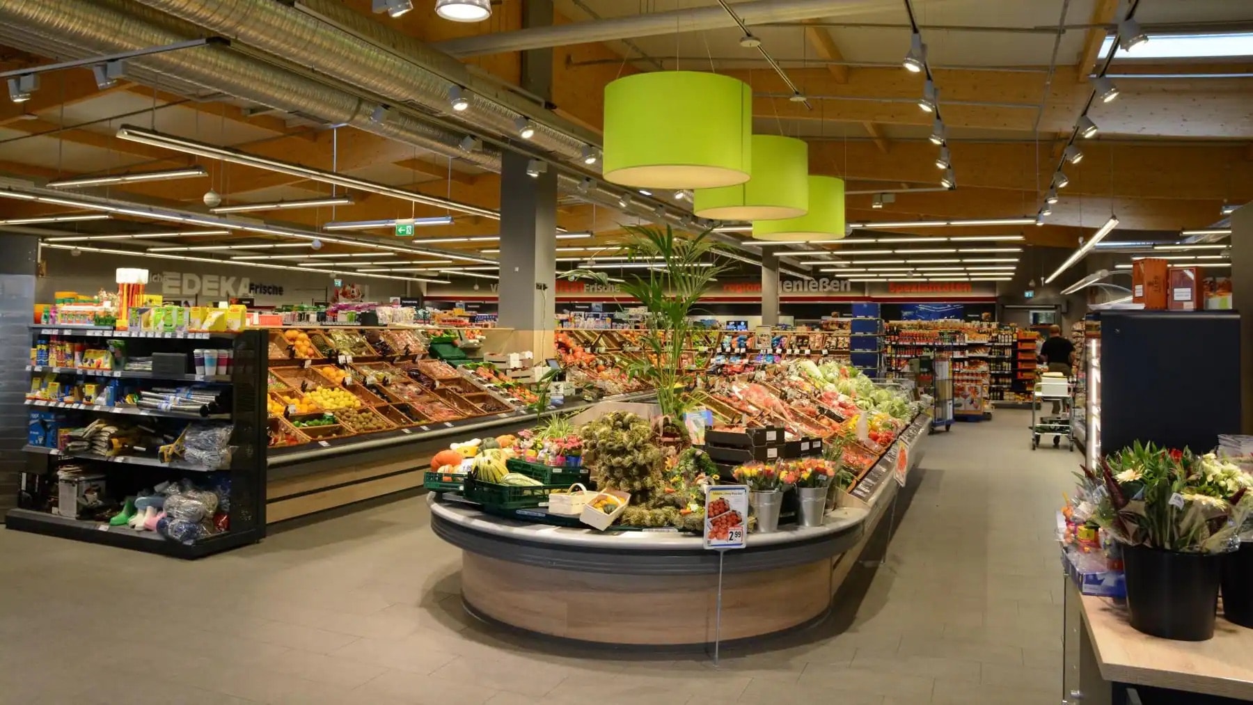 Die Obst- und Gemüseabteilung eines EDEKA-Marktes.