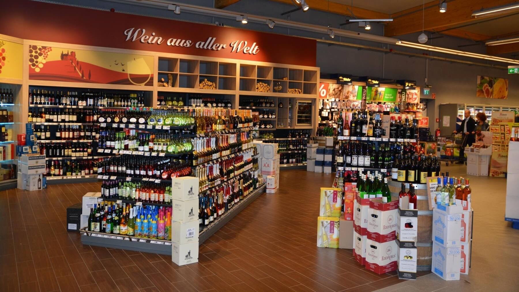Die Weinabteilung eines EDEKA-Marktes.