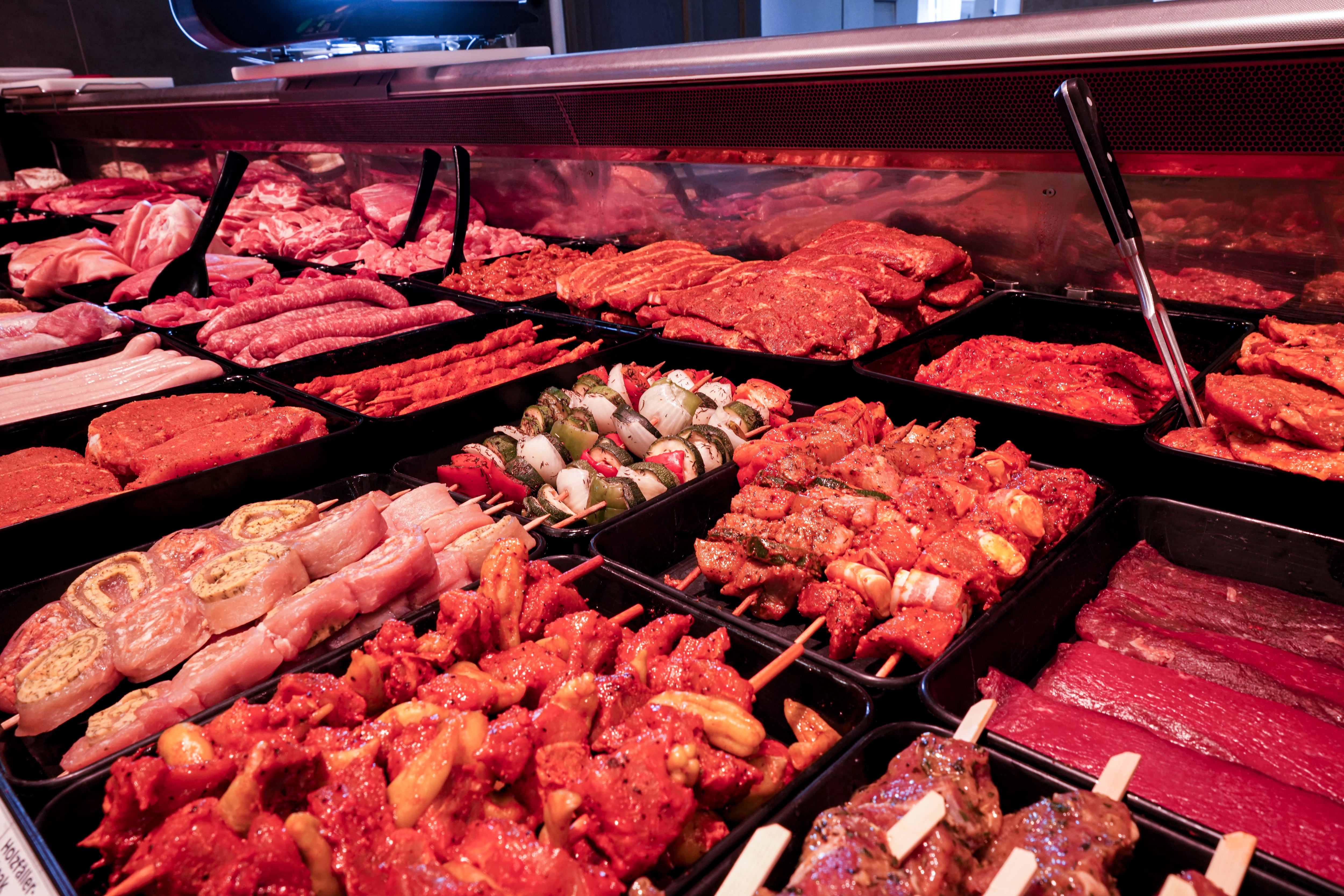 Die Fleischauslage eines EDEKA-Markts.