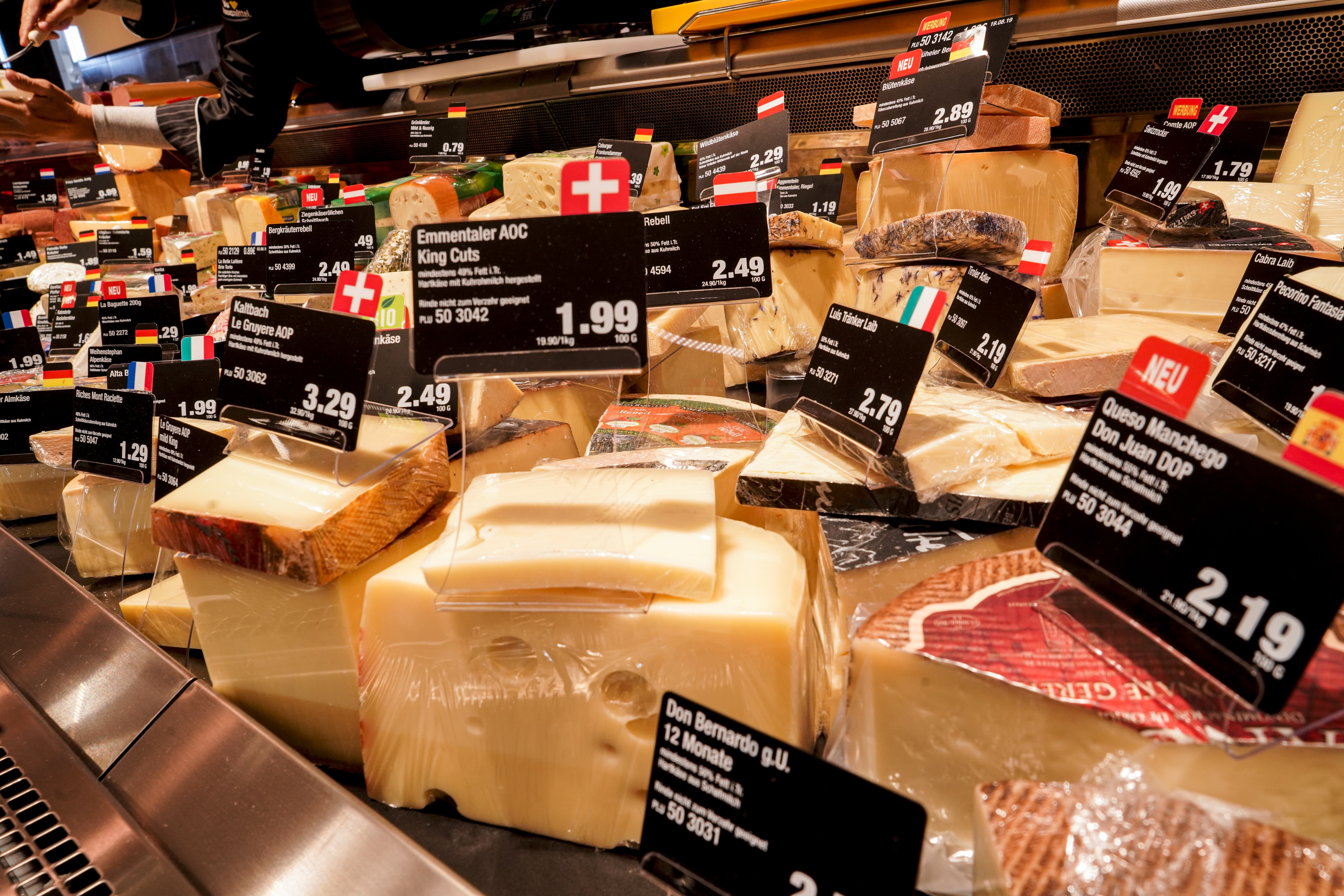 Die Käseabteilung der Bedientheke eines EDEKA-Markts.