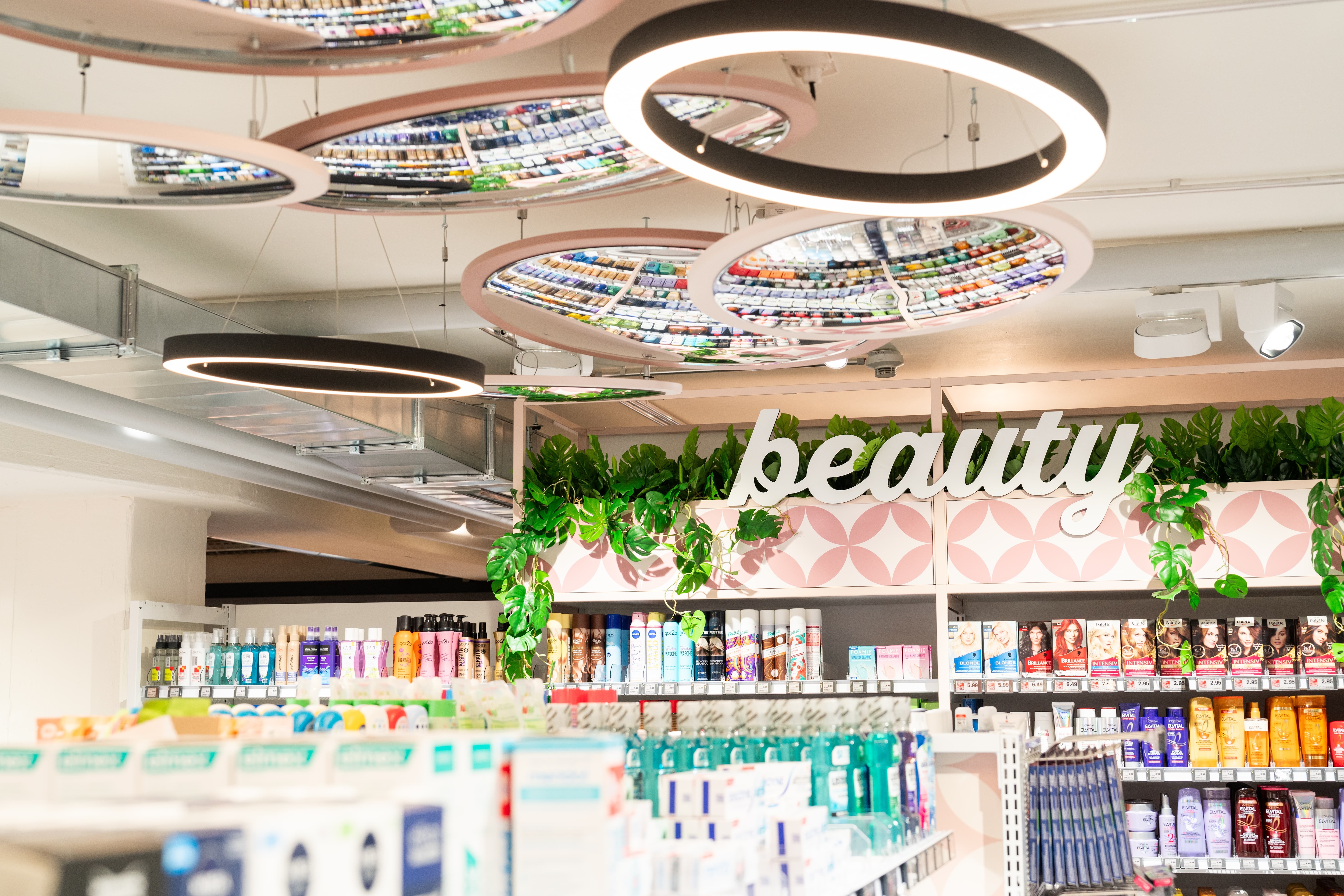 Die Beauty-Abteilung eines Edeka-Marktes.