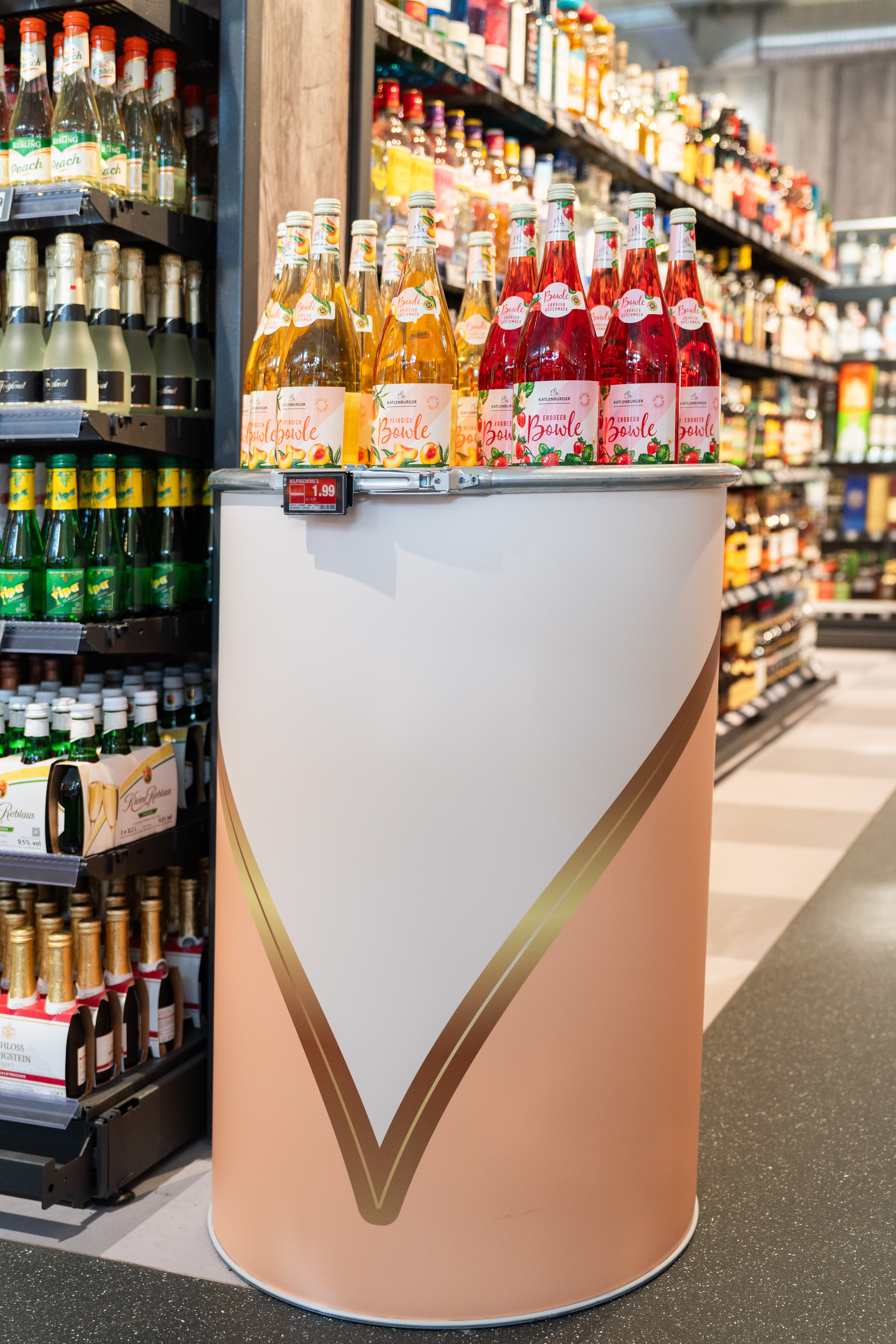 Ein Aussteller mit Bowle in Flaschen.